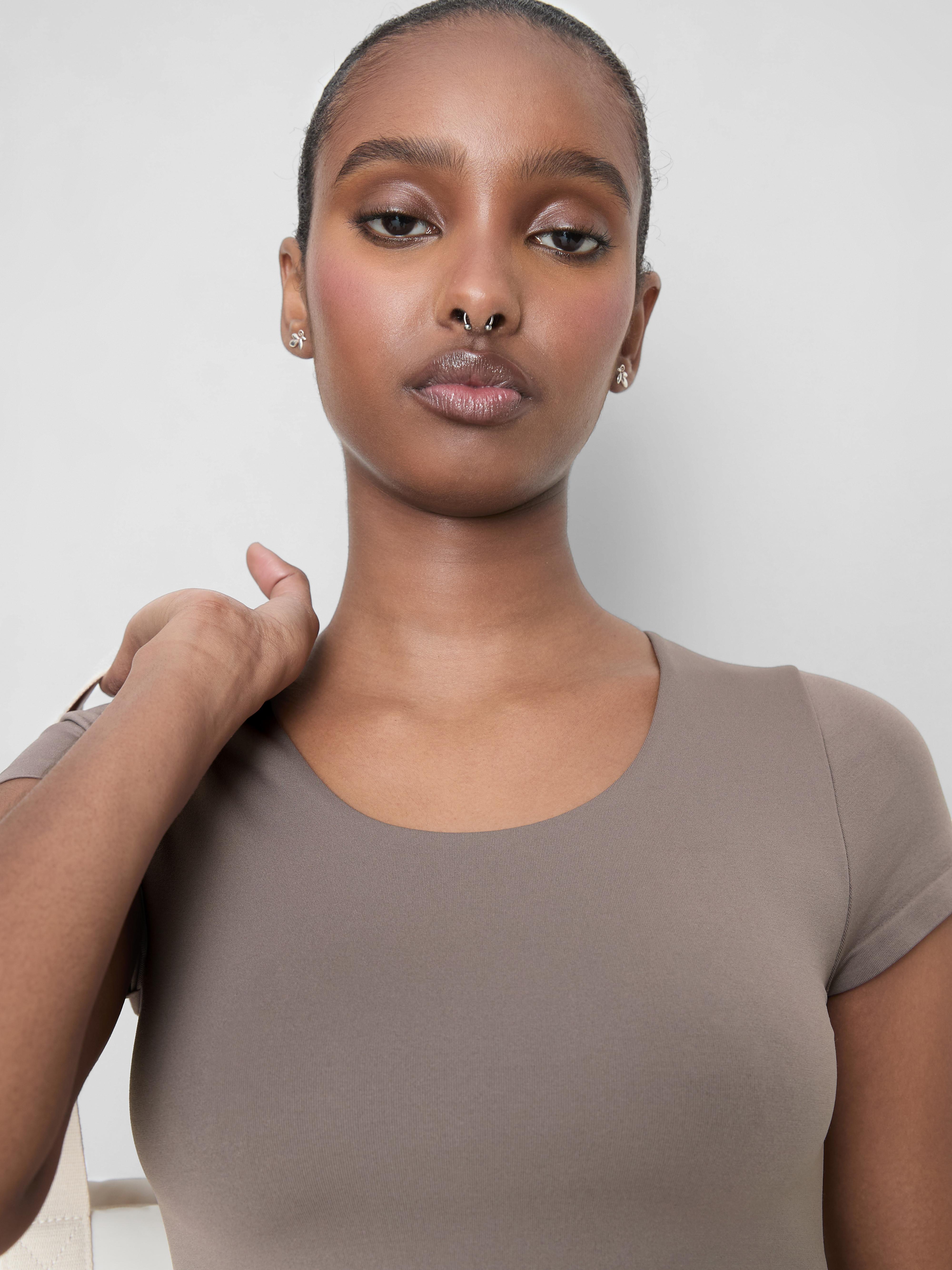 Extra měkký zkrácený top s hlubším výstřihem