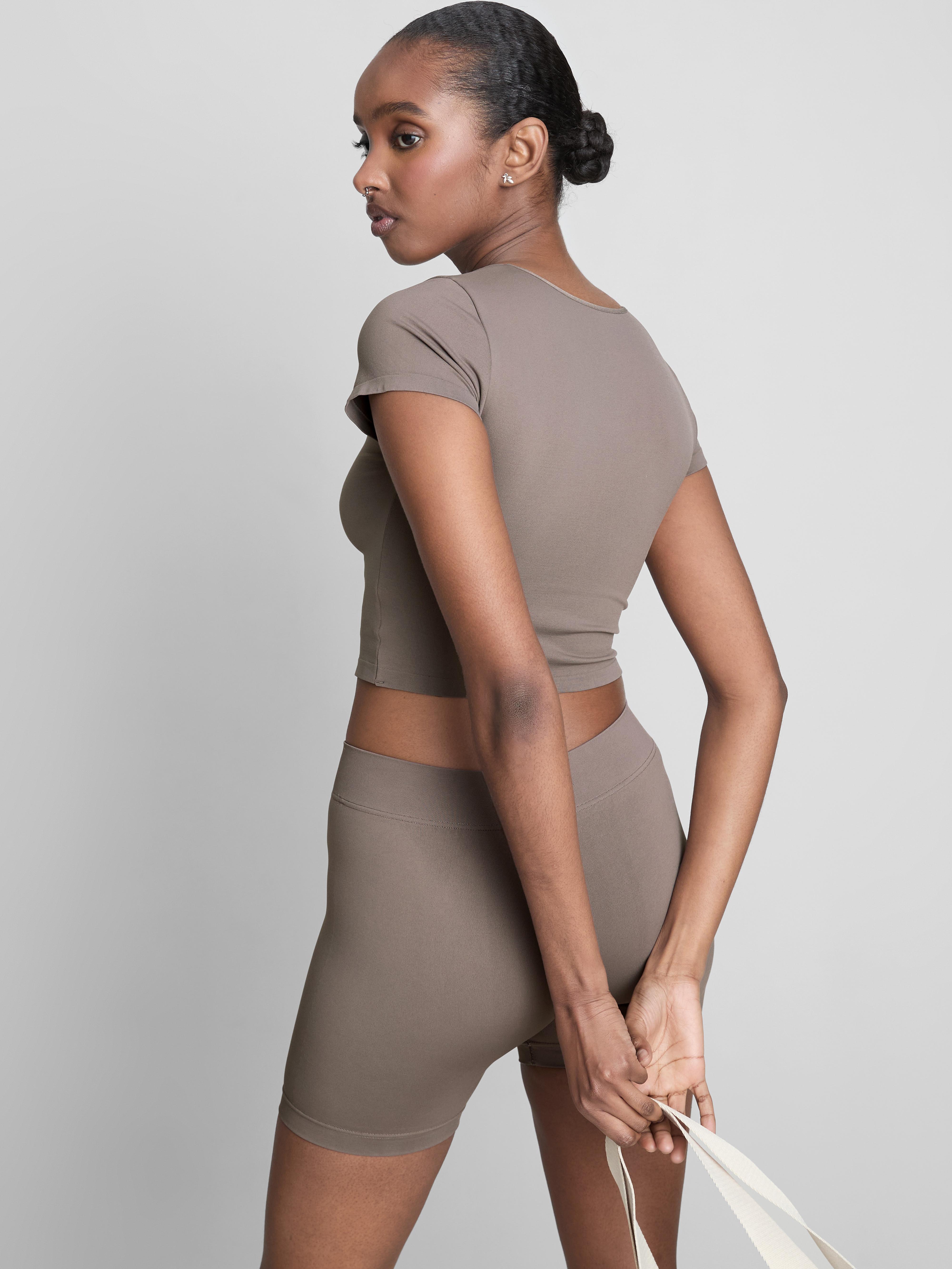 Extra měkký zkrácený top s hlubším výstřihem