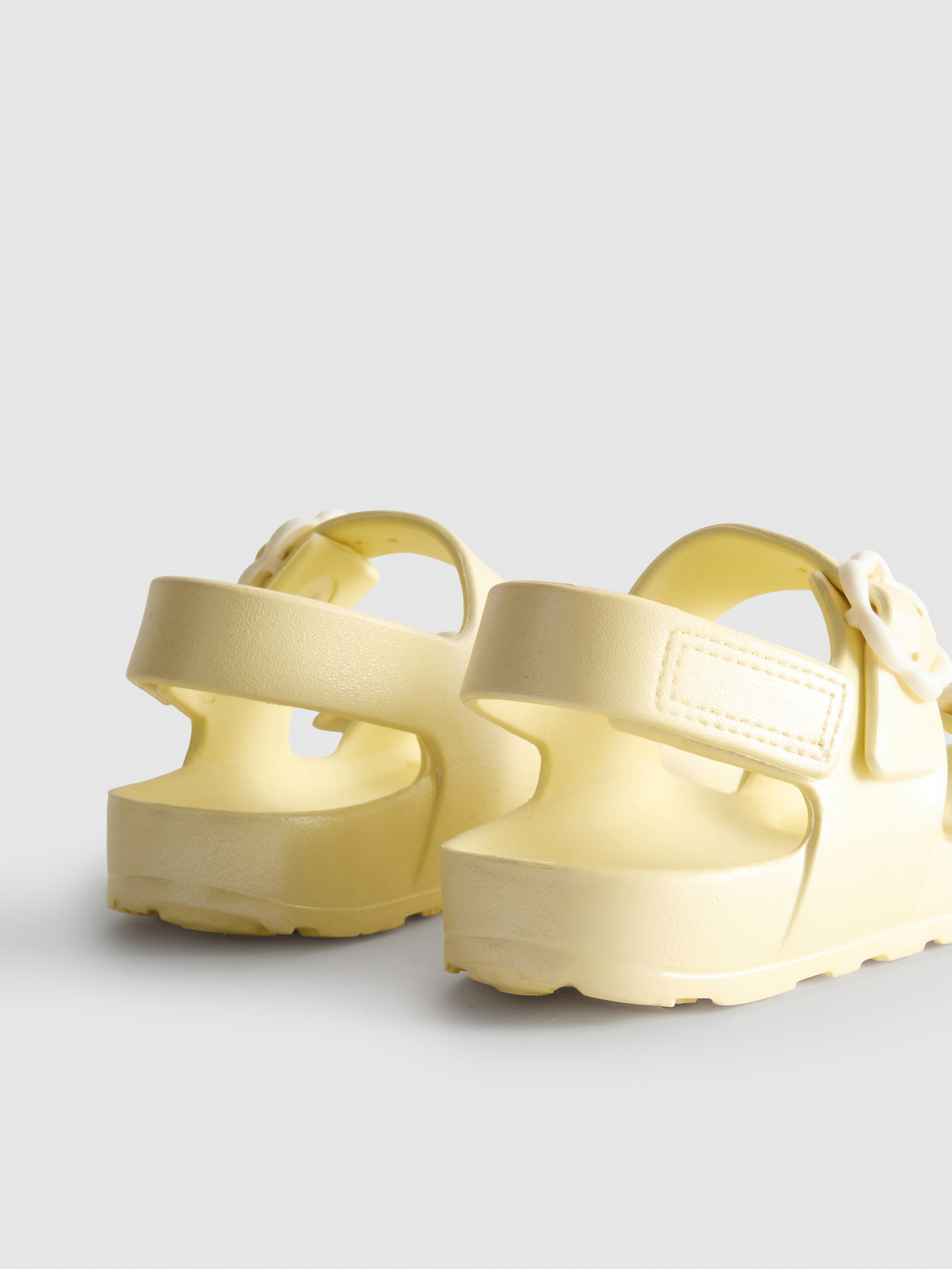 Sandalen met bandjes en bloemvormige gespen