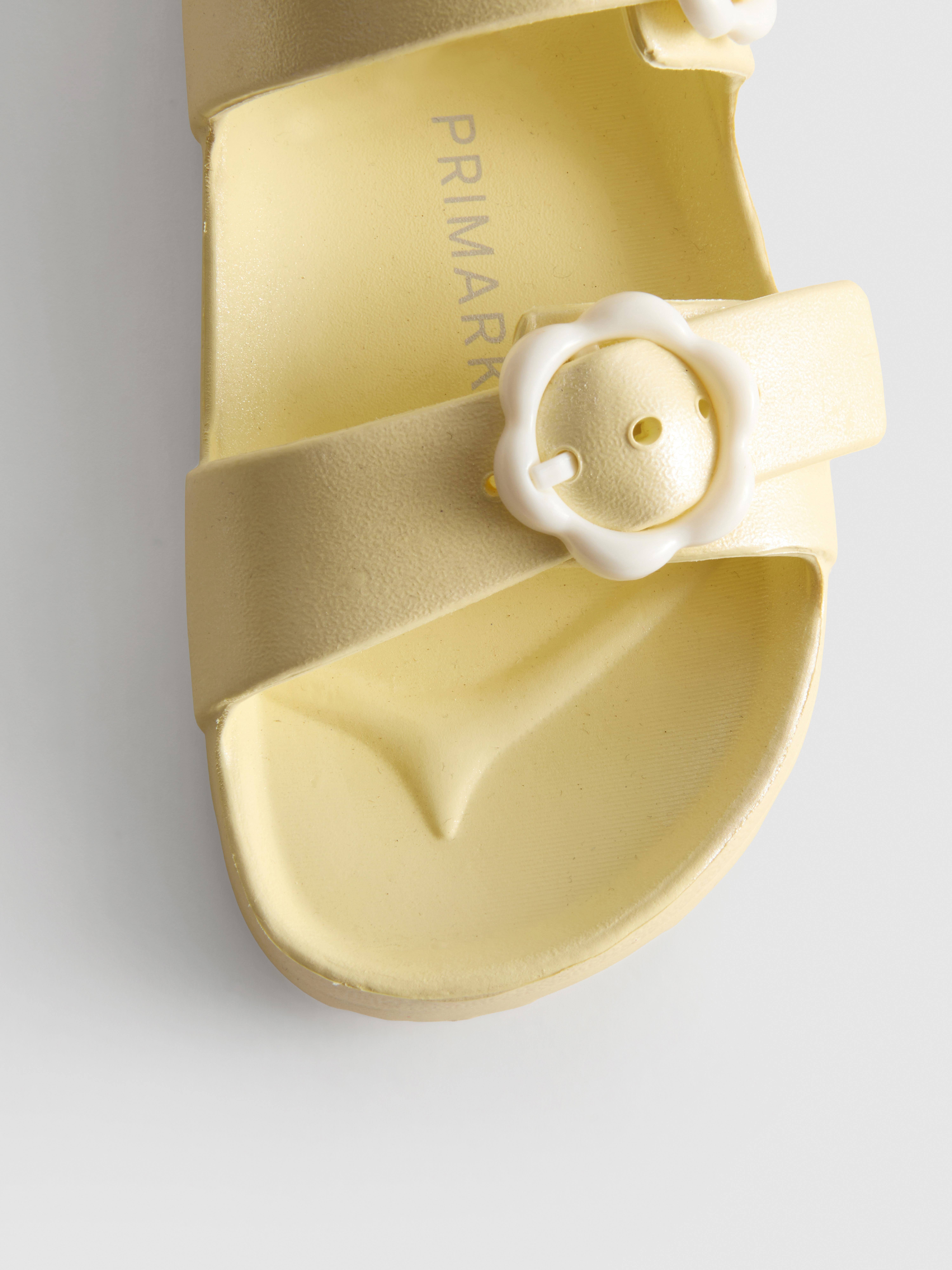 Sandalen met bandjes en bloemvormige gespen