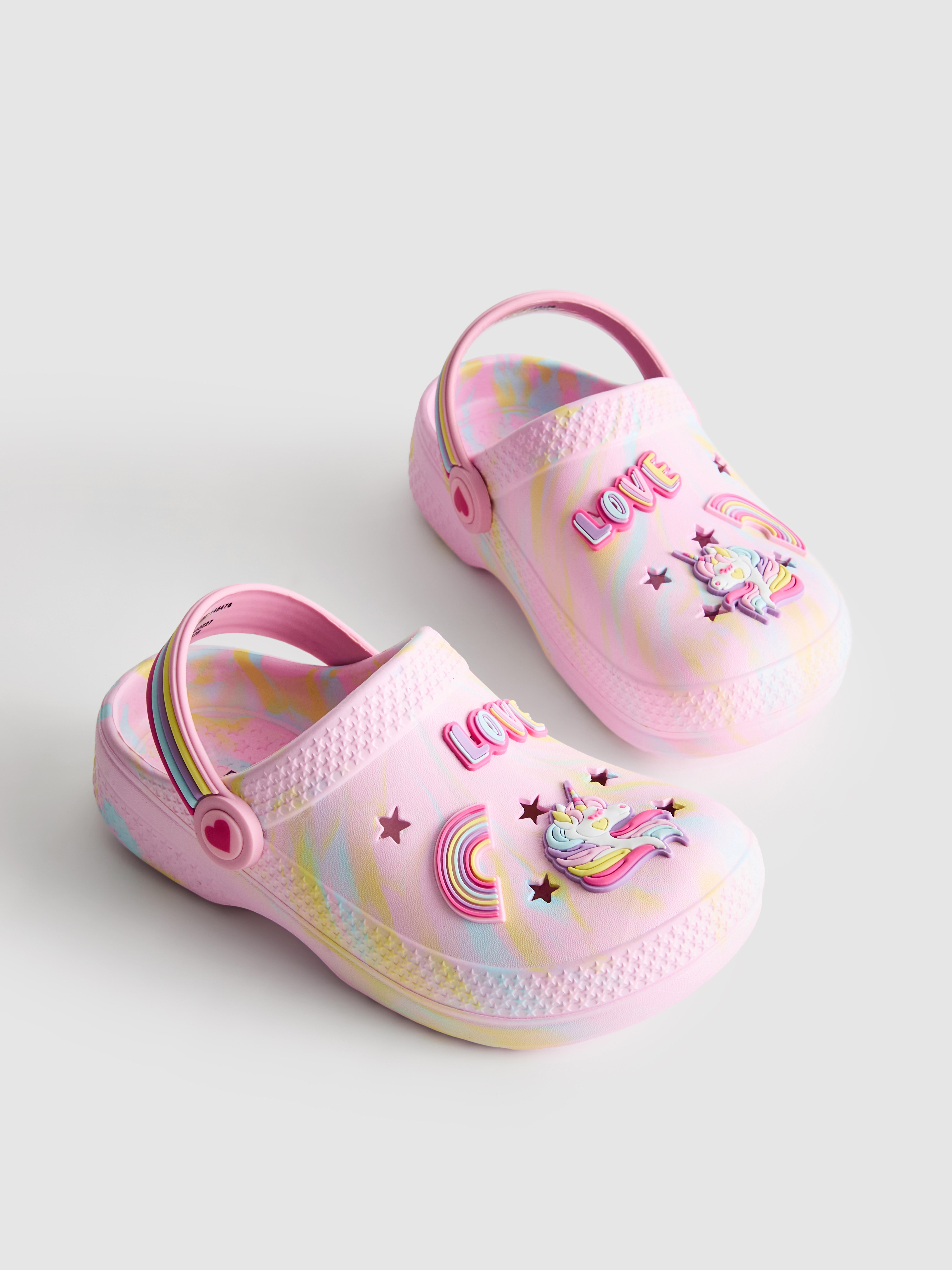 Sandalias estilo zueco con unicornios
