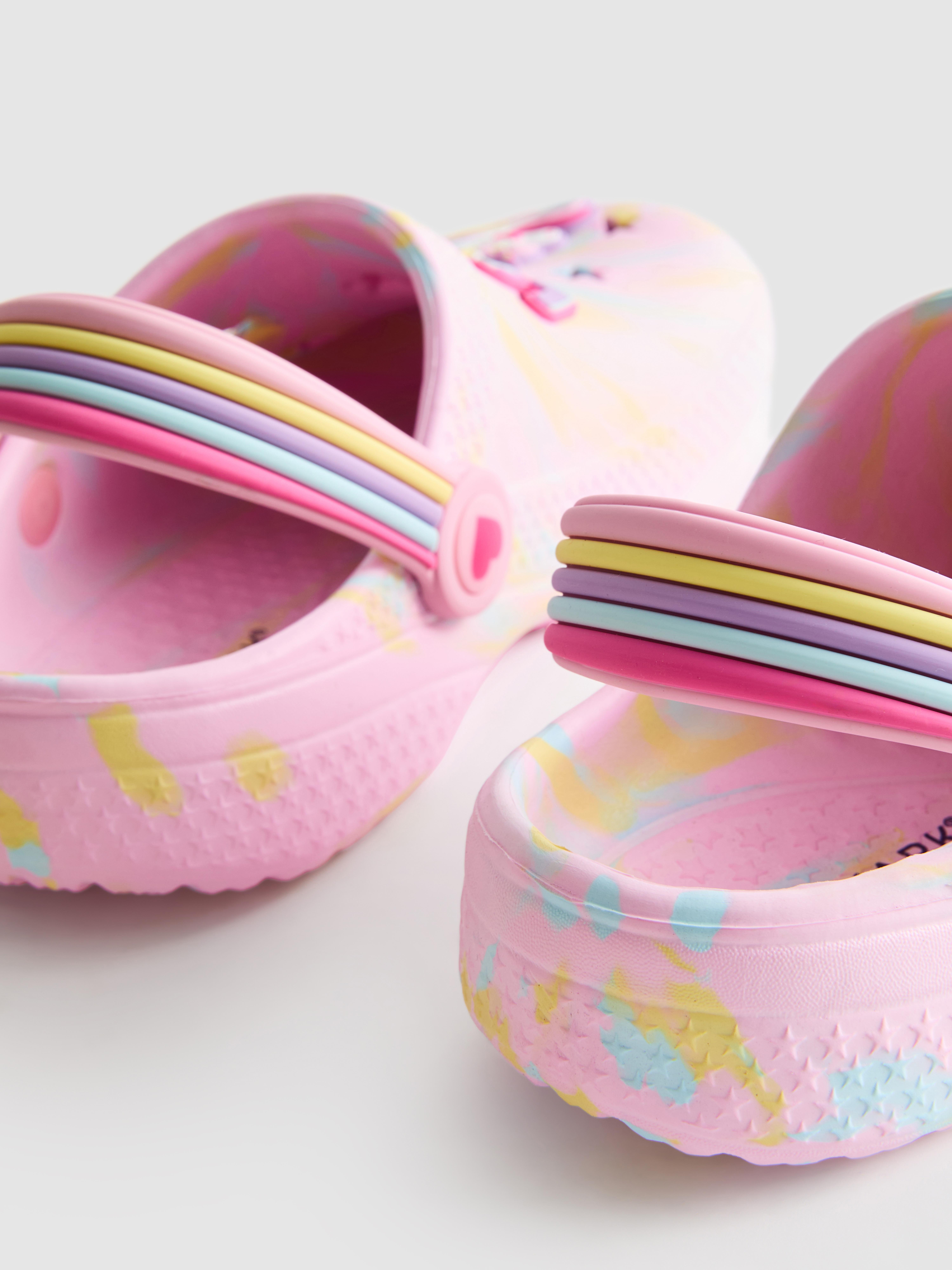Sandalias estilo zueco con unicornios