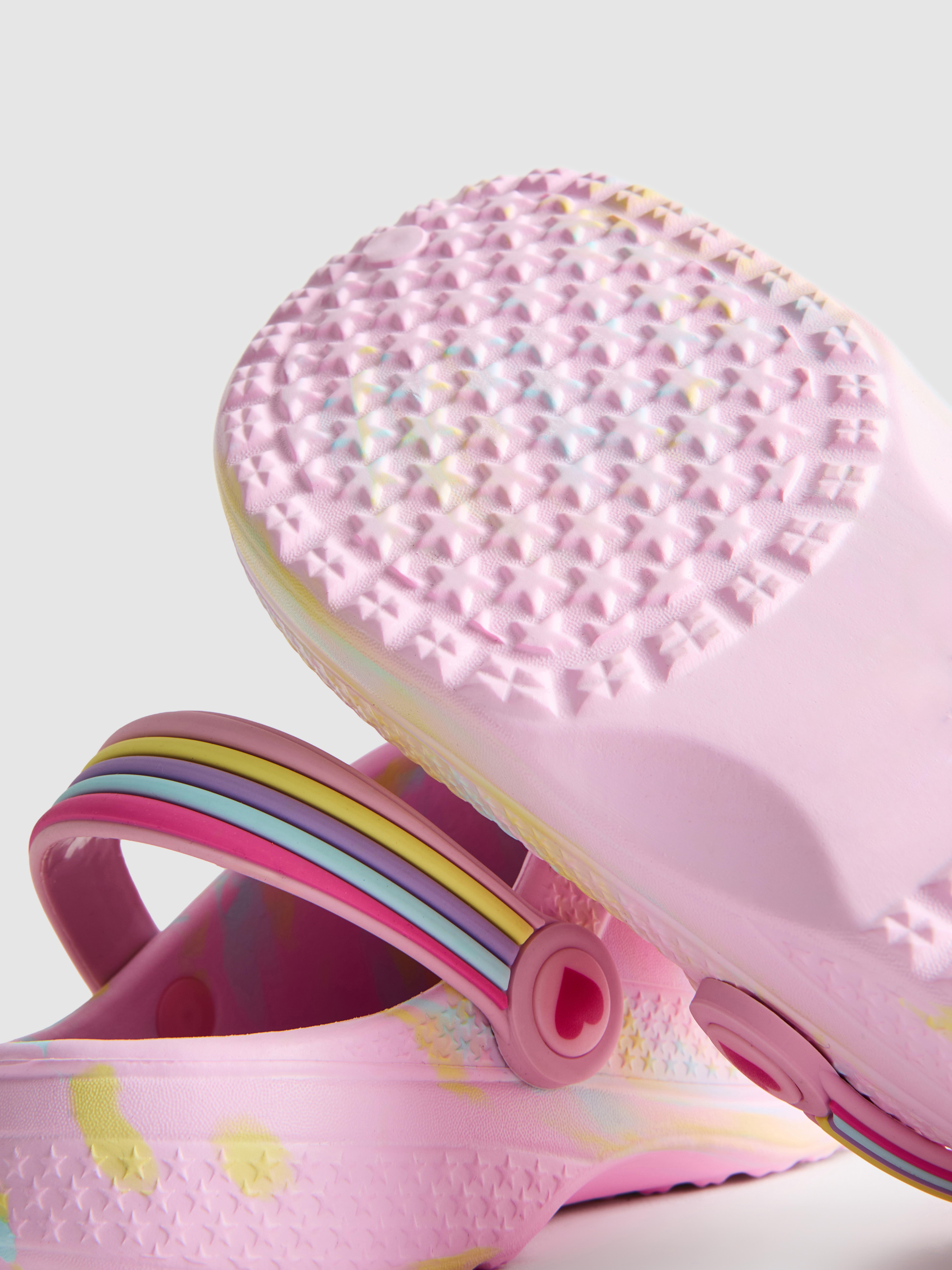 Sandalias estilo zueco con unicornios