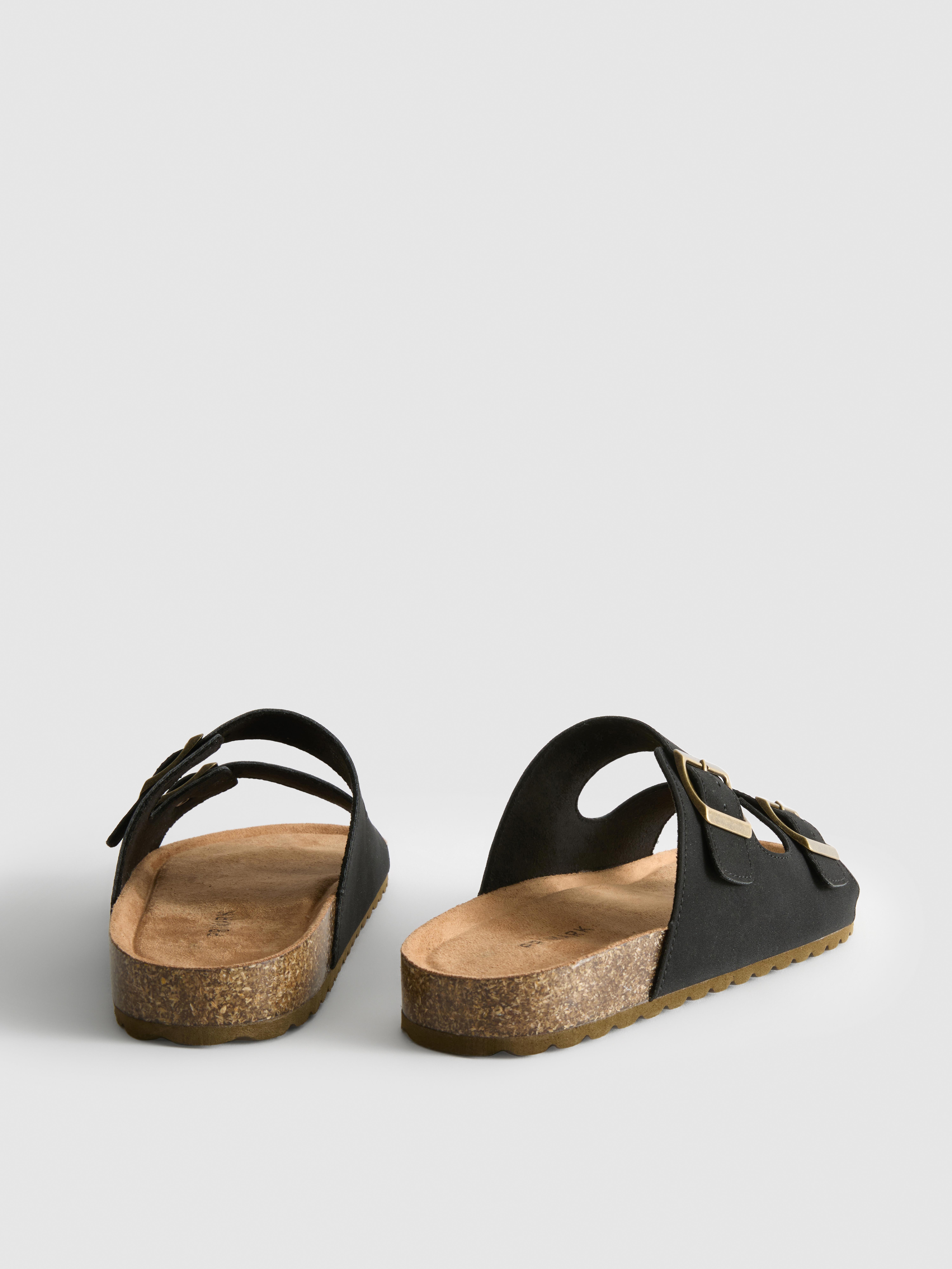 Sandalias con dos tiras con hebillas