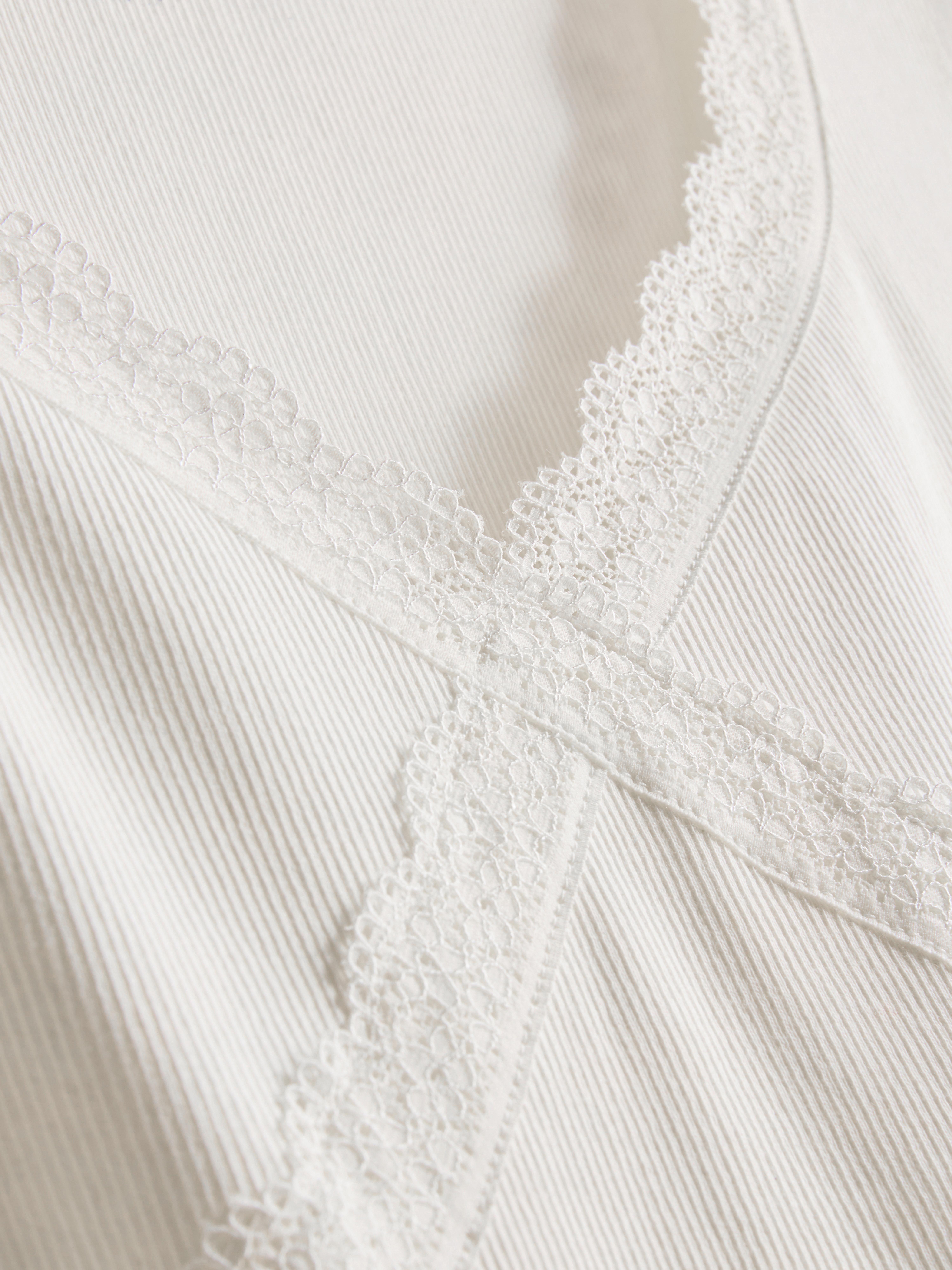 T-Shirt mit Spitzenbesatz und hohem Baumwollanteil