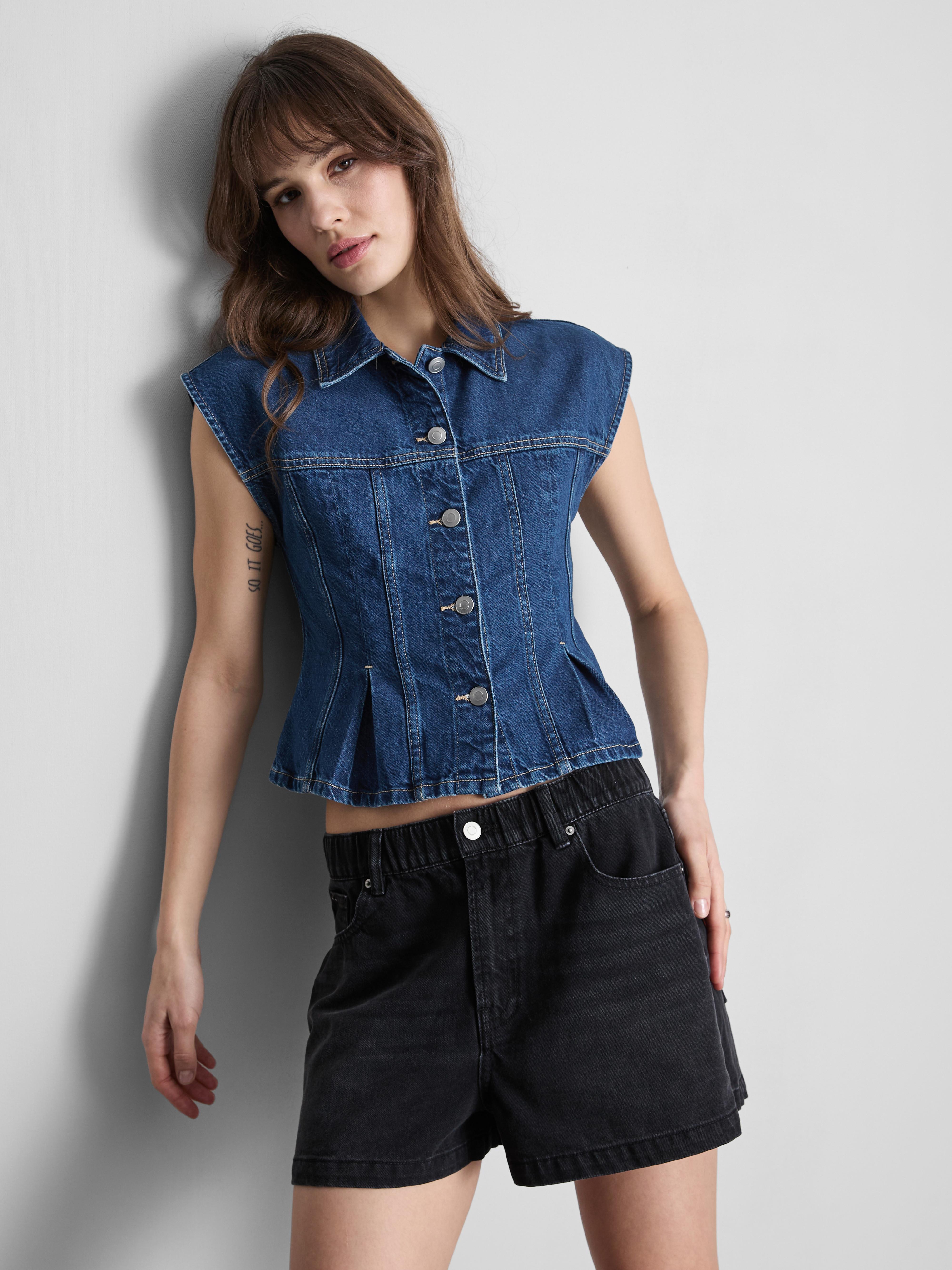 Denim gilet met kapmouwtjes en siernaden