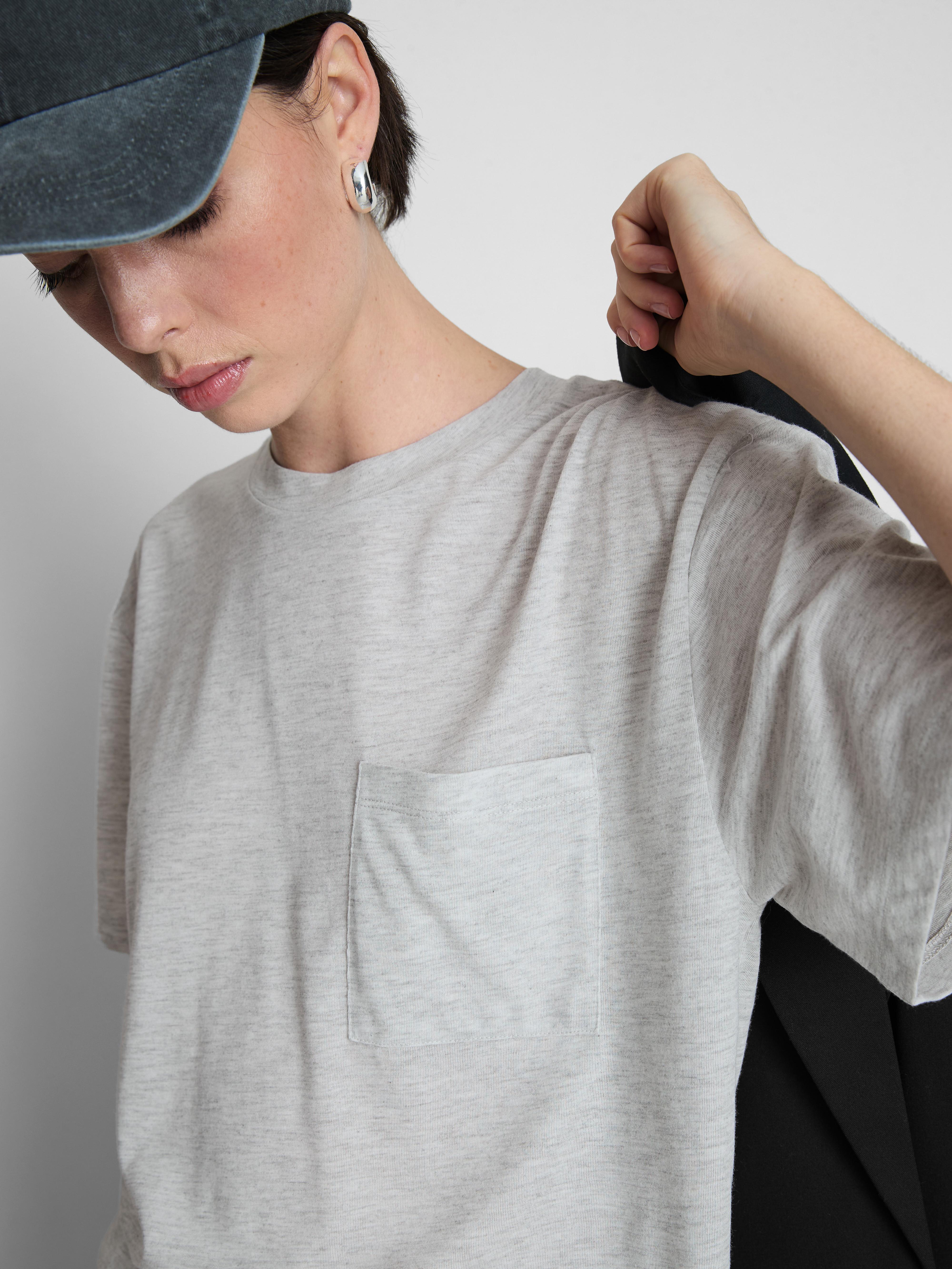 T-shirt comprida bolso aplicado