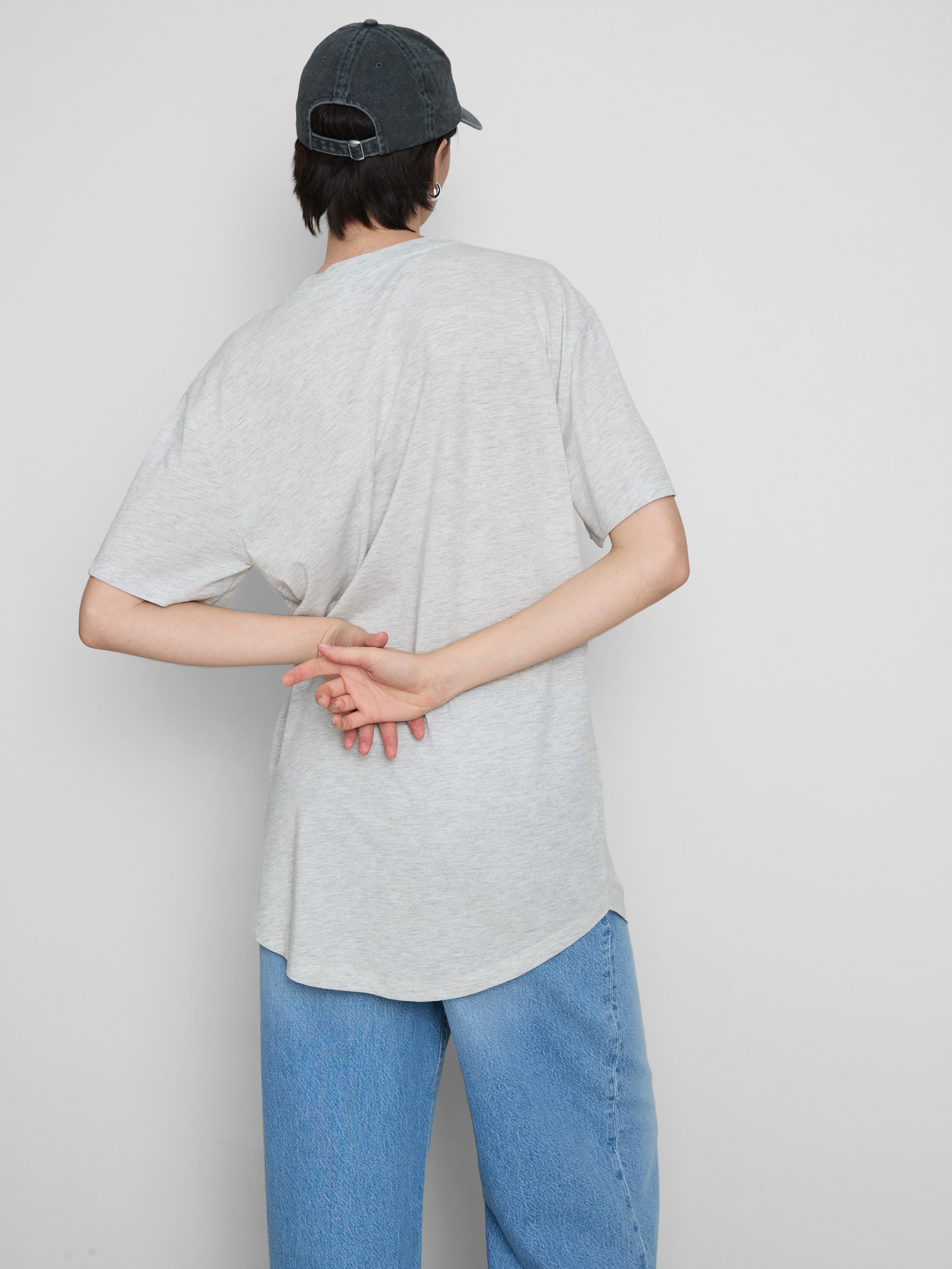 T-shirt comprida bolso aplicado
