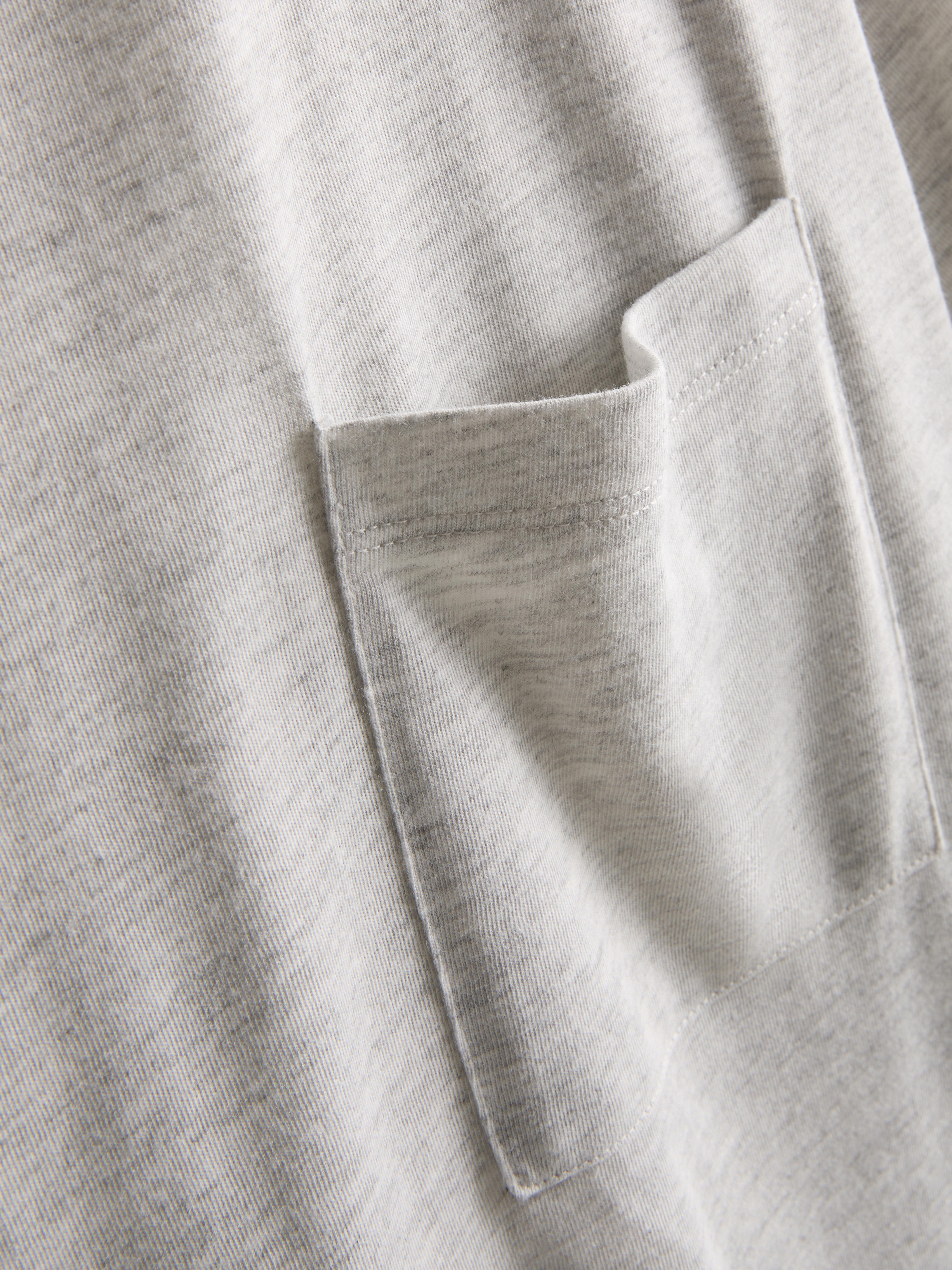 T-shirt comprida bolso aplicado