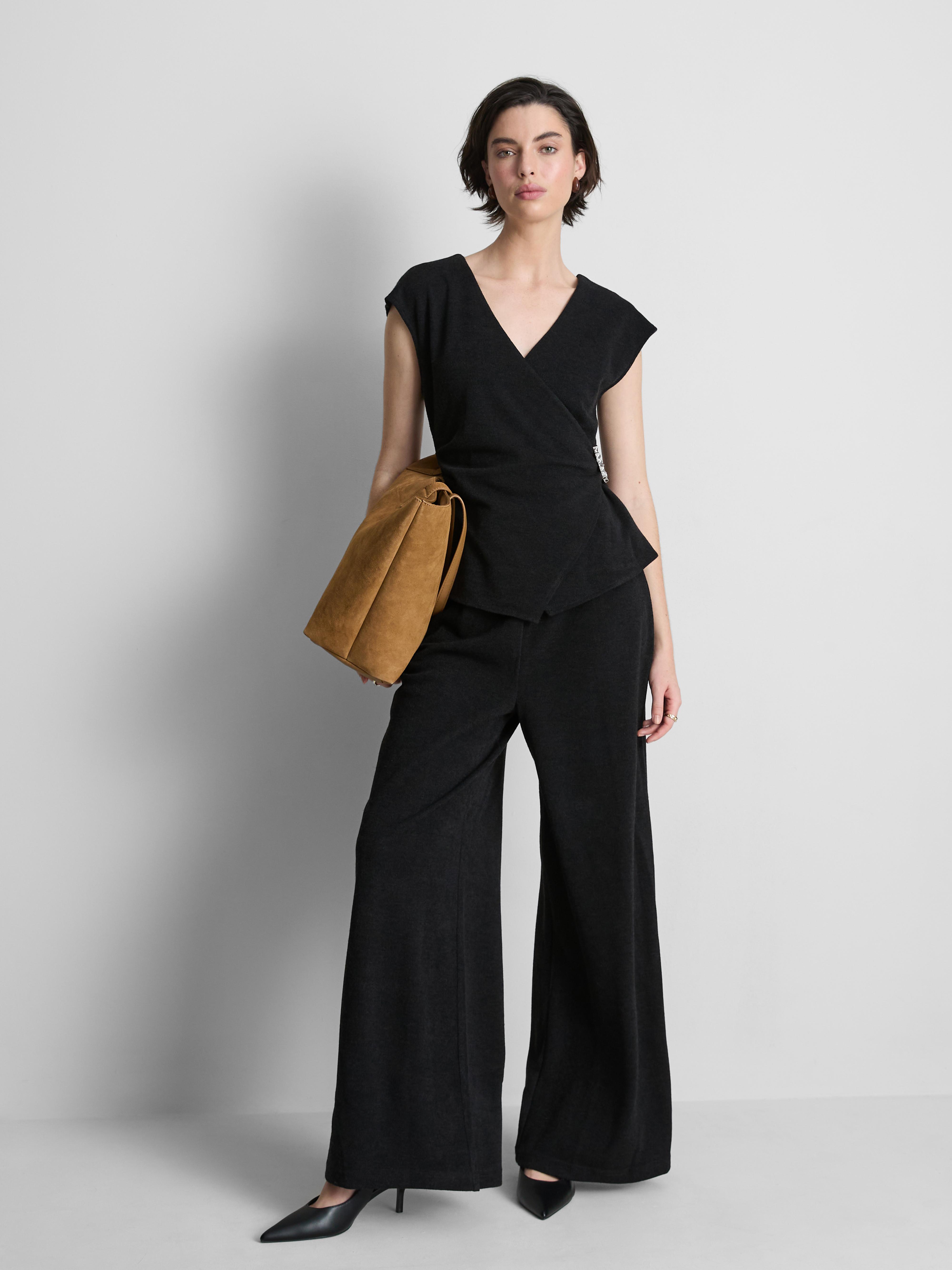 Fitted V-Neck Hardware Top Black