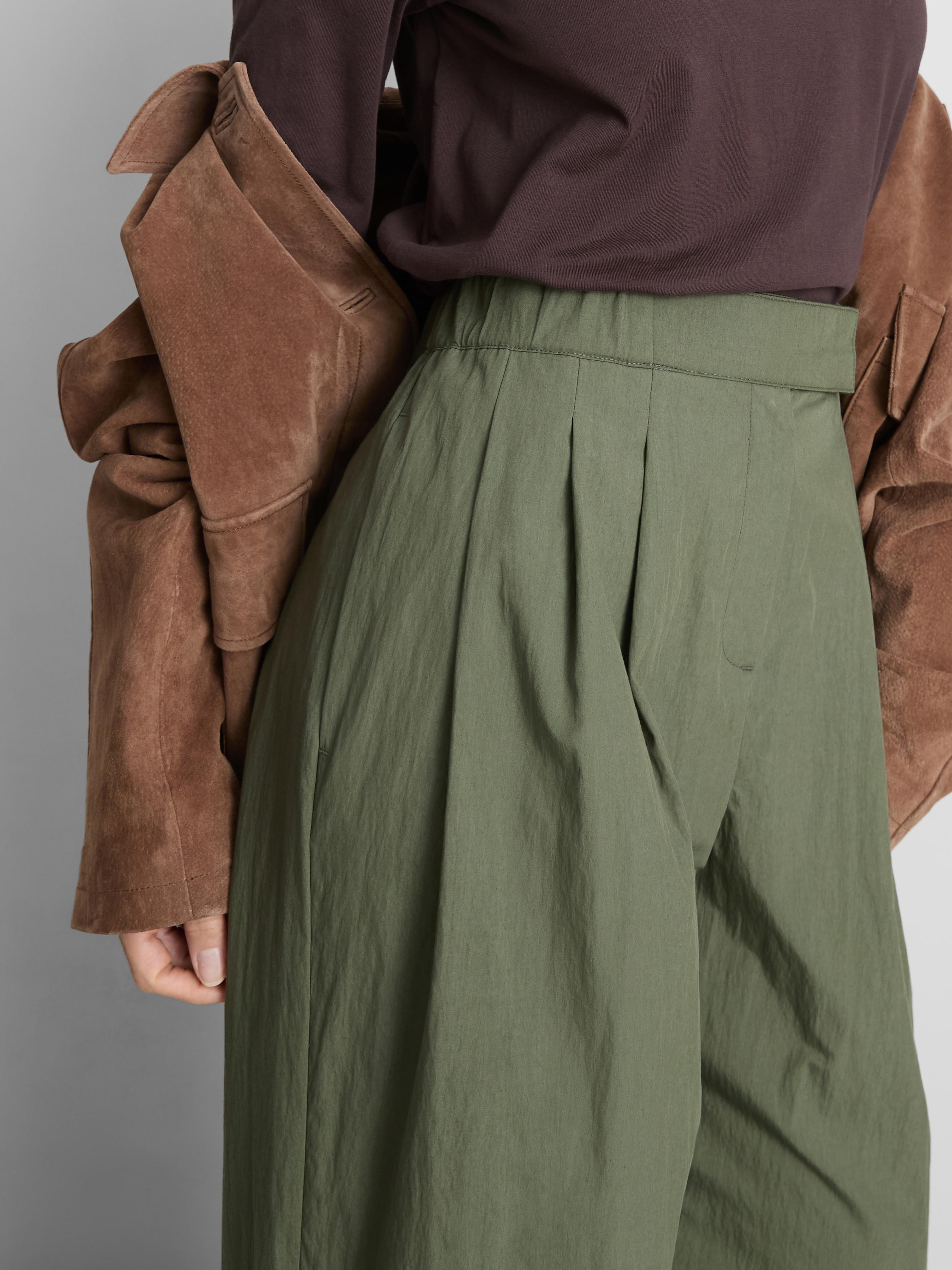 Strukturierte Bundfaltenhose mit hohem Bund