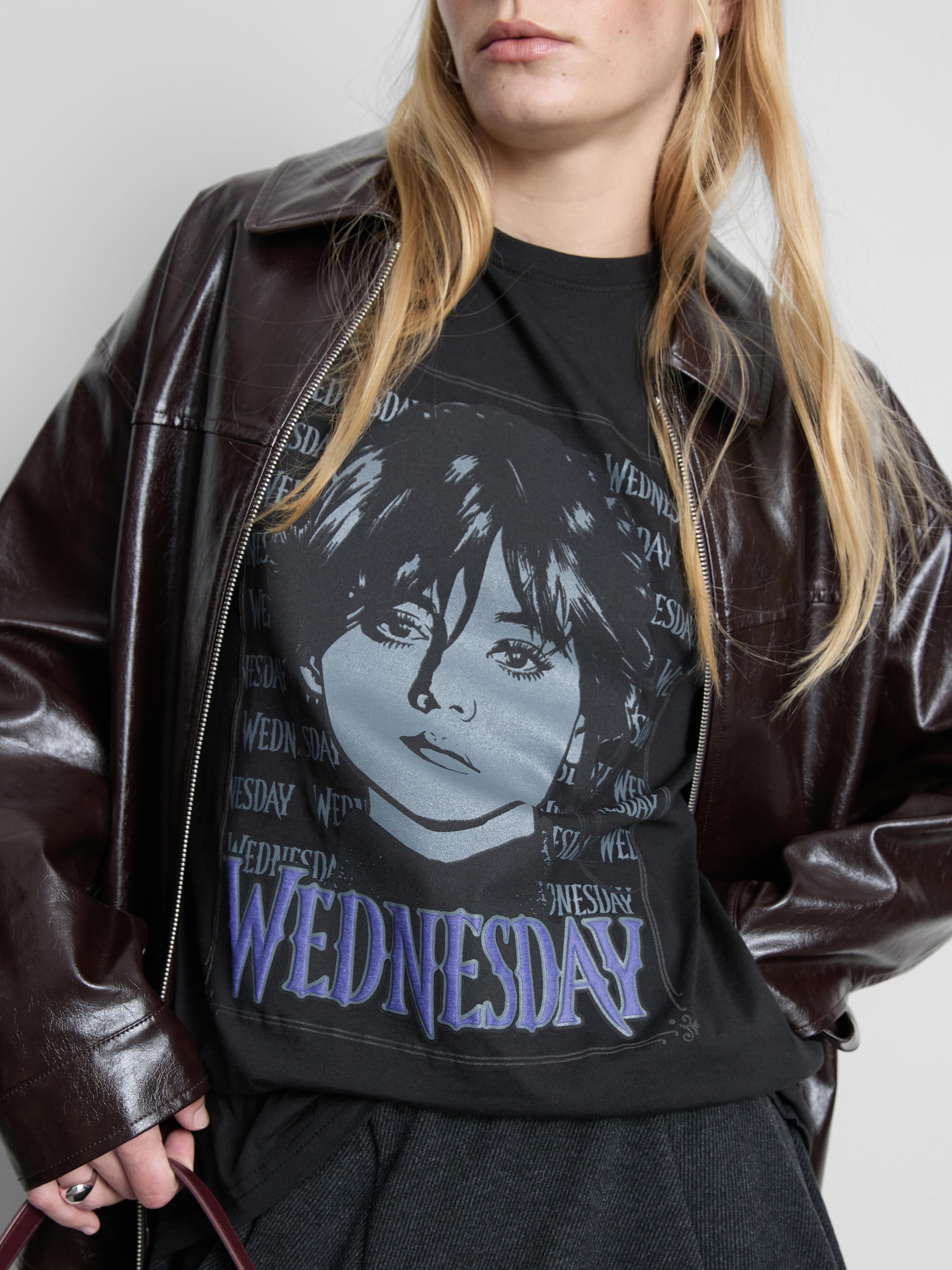 Wednesday-mintás, oversized-fazonú póló