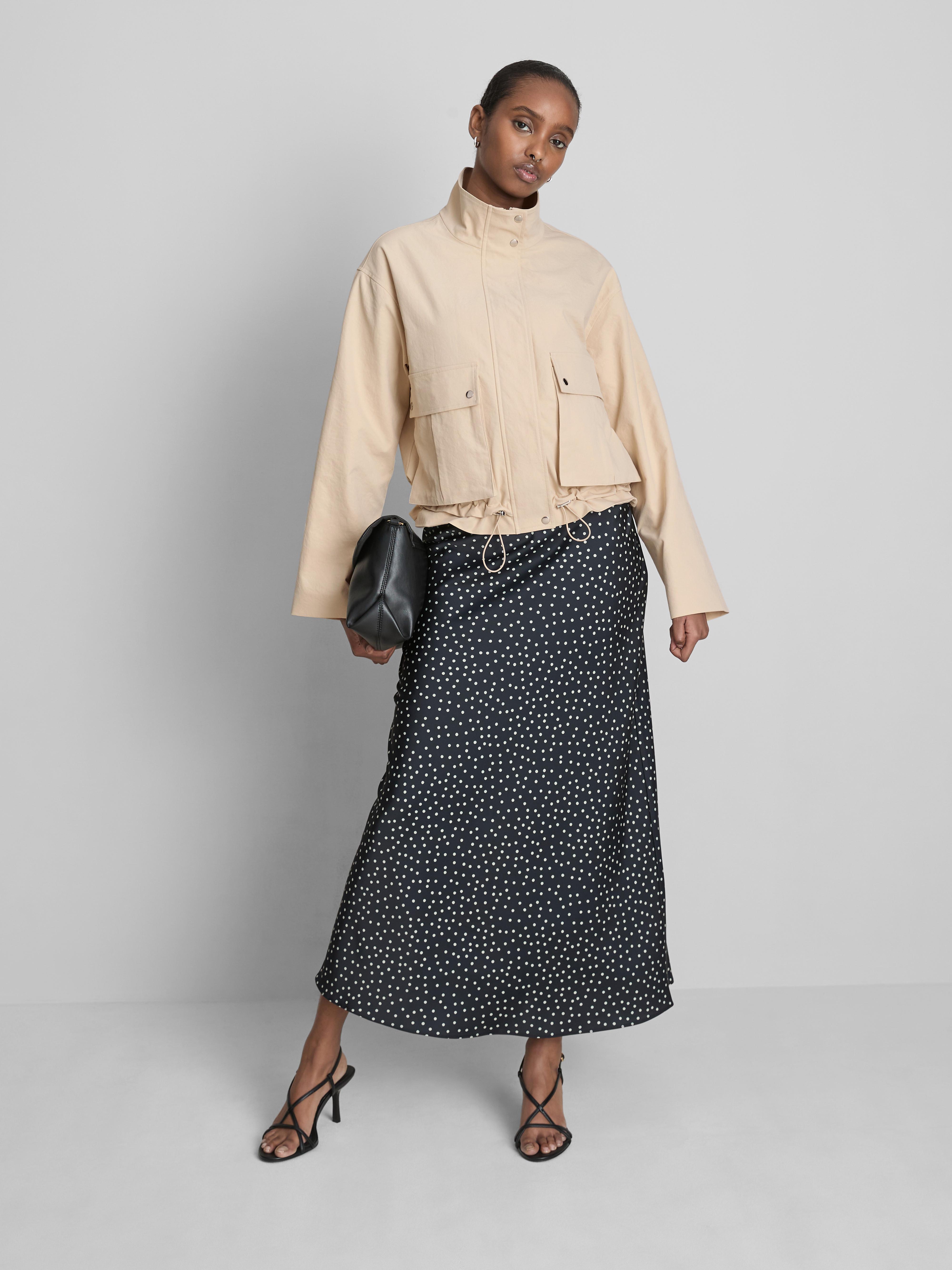 Krótka funkcjonalna kurtka o pudełkowym kroju