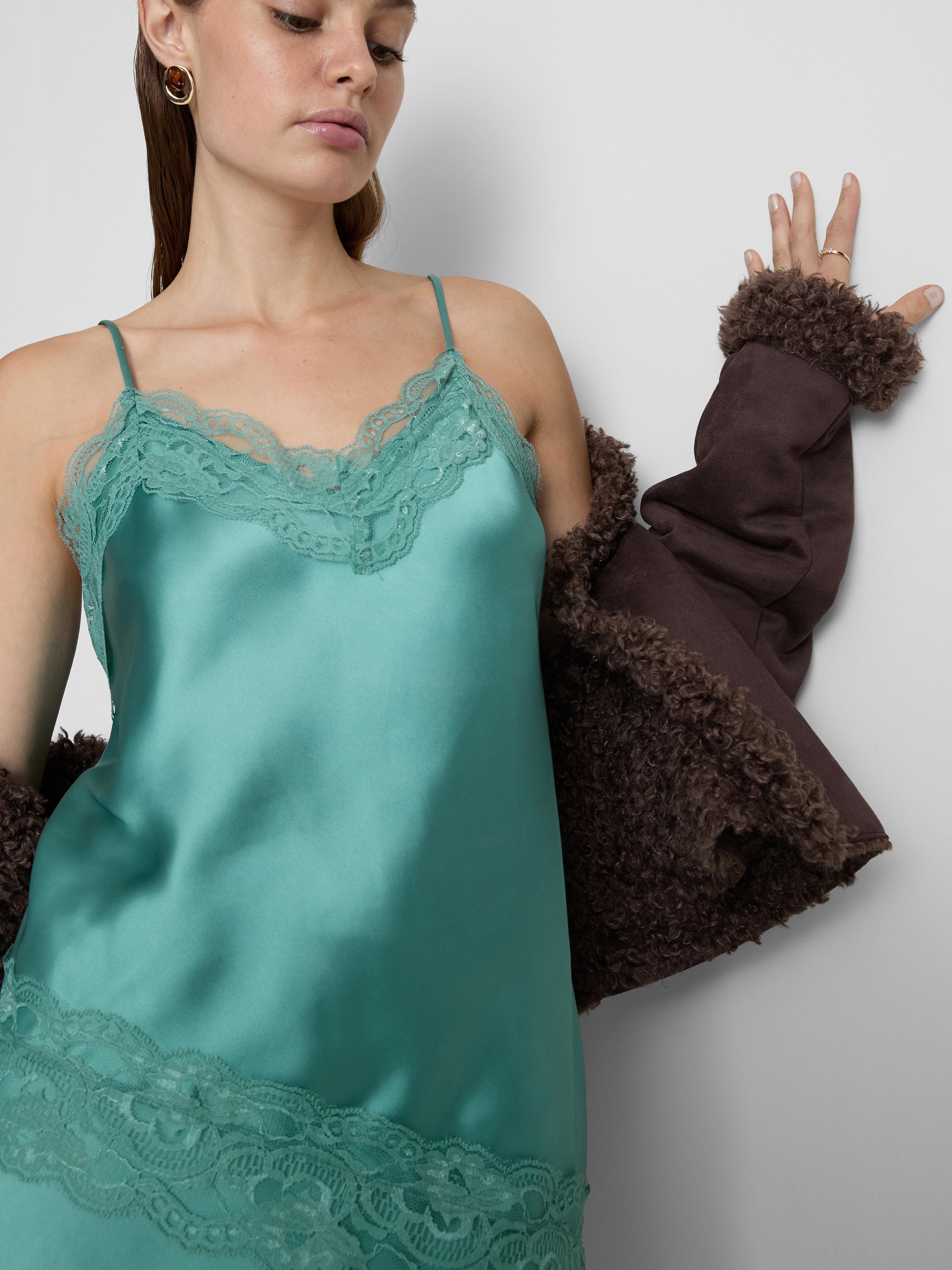 Caraco asymétrique en satin et dentelle
