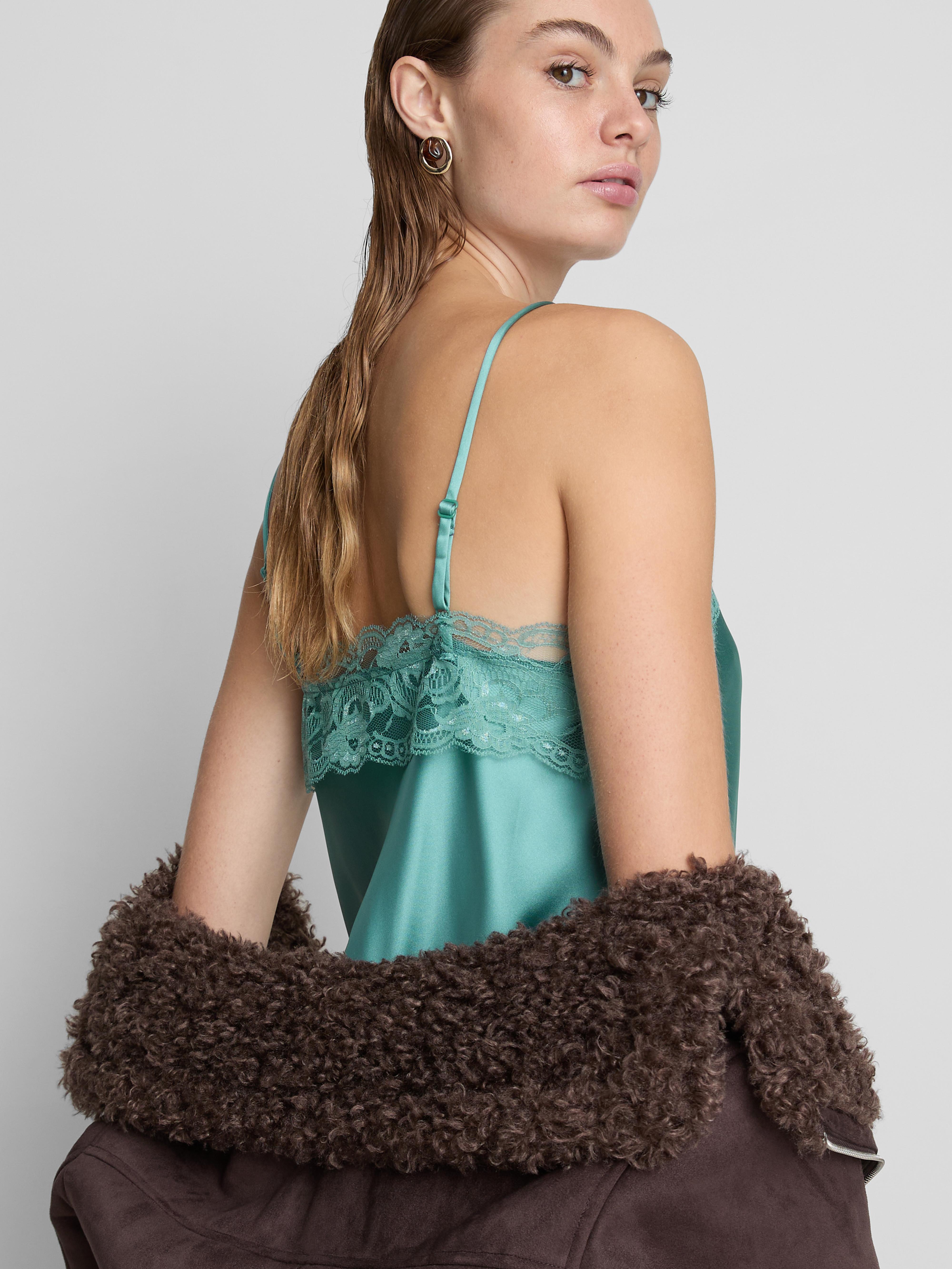 Caraco asymétrique en satin et dentelle