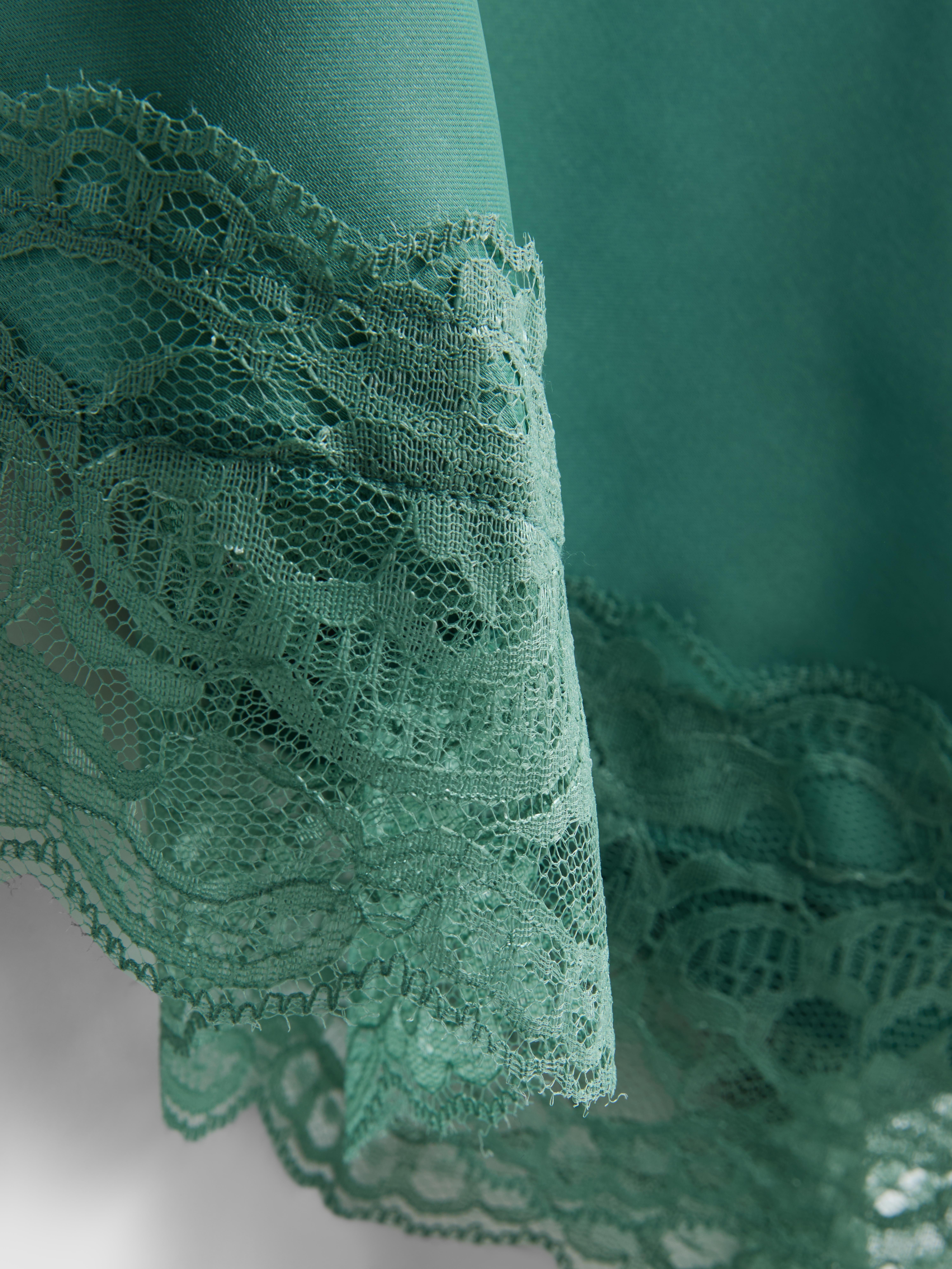 Caraco asymétrique en satin et dentelle