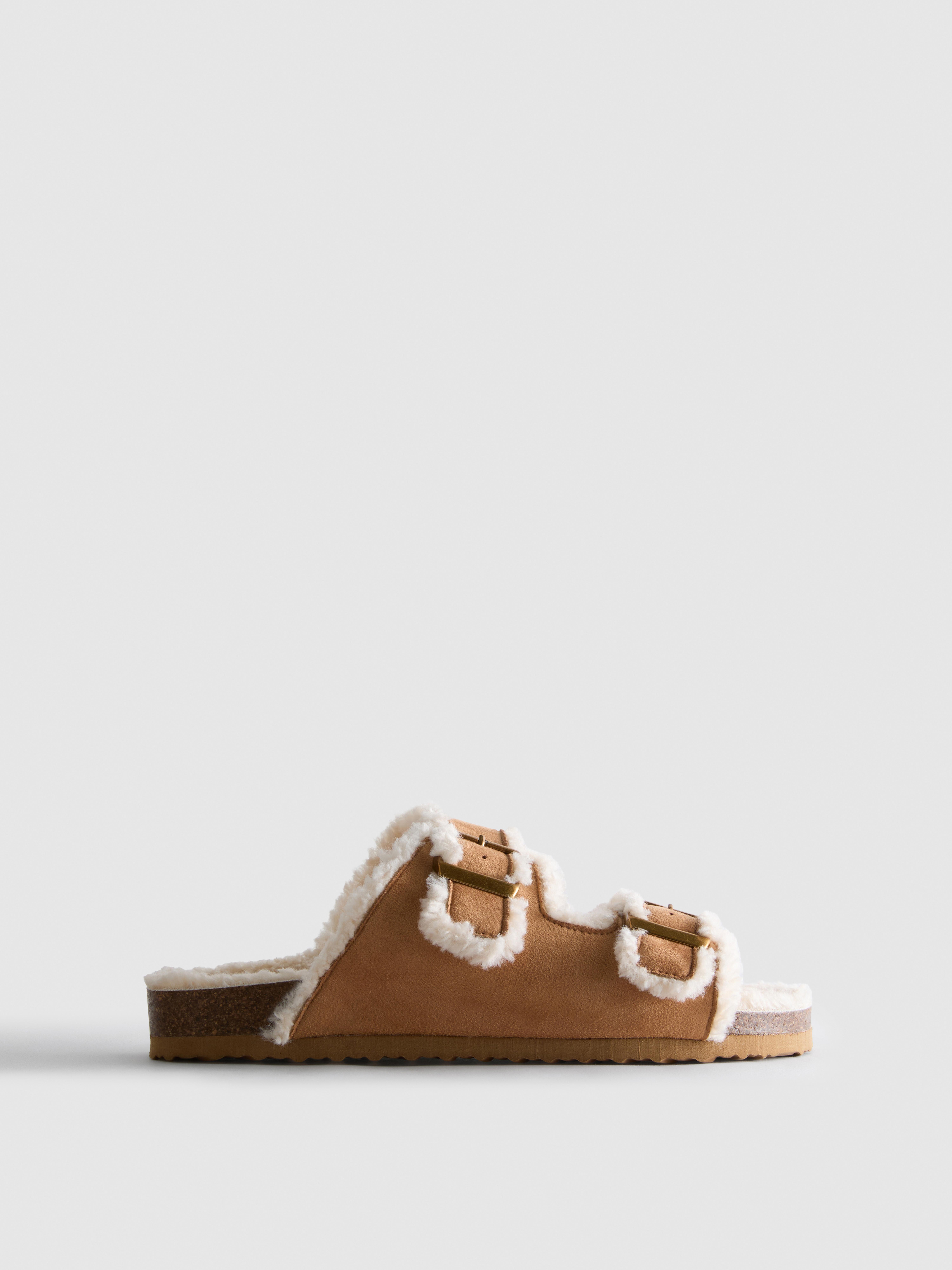 Papuče s dvojitým remienkom, huňatou podšívkou a stielkou