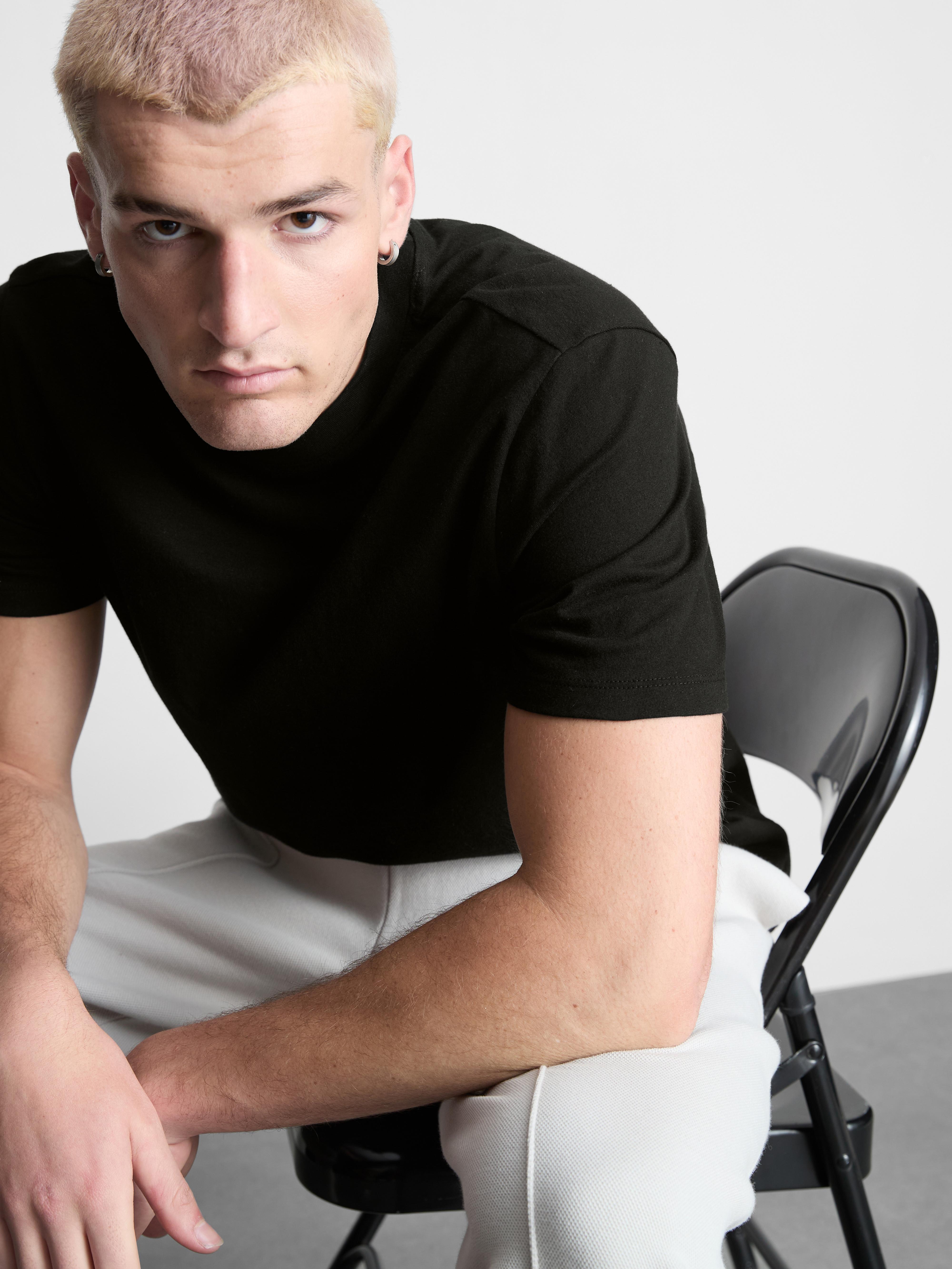T-shirt o regularnym kroju z okrągłym dekoltem i krótkim rękawem