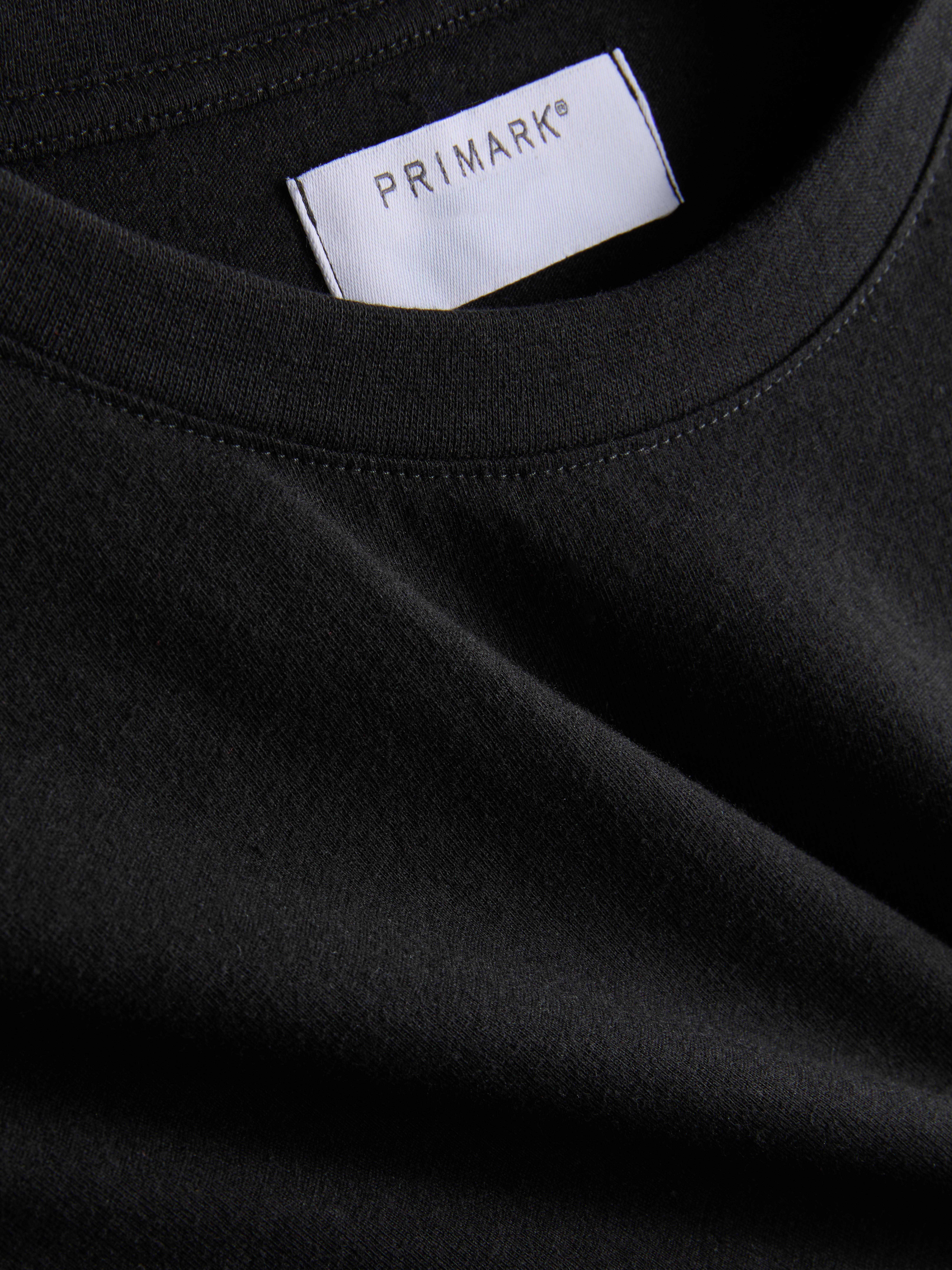 T-shirt o regularnym kroju z okrągłym dekoltem i krótkim rękawem