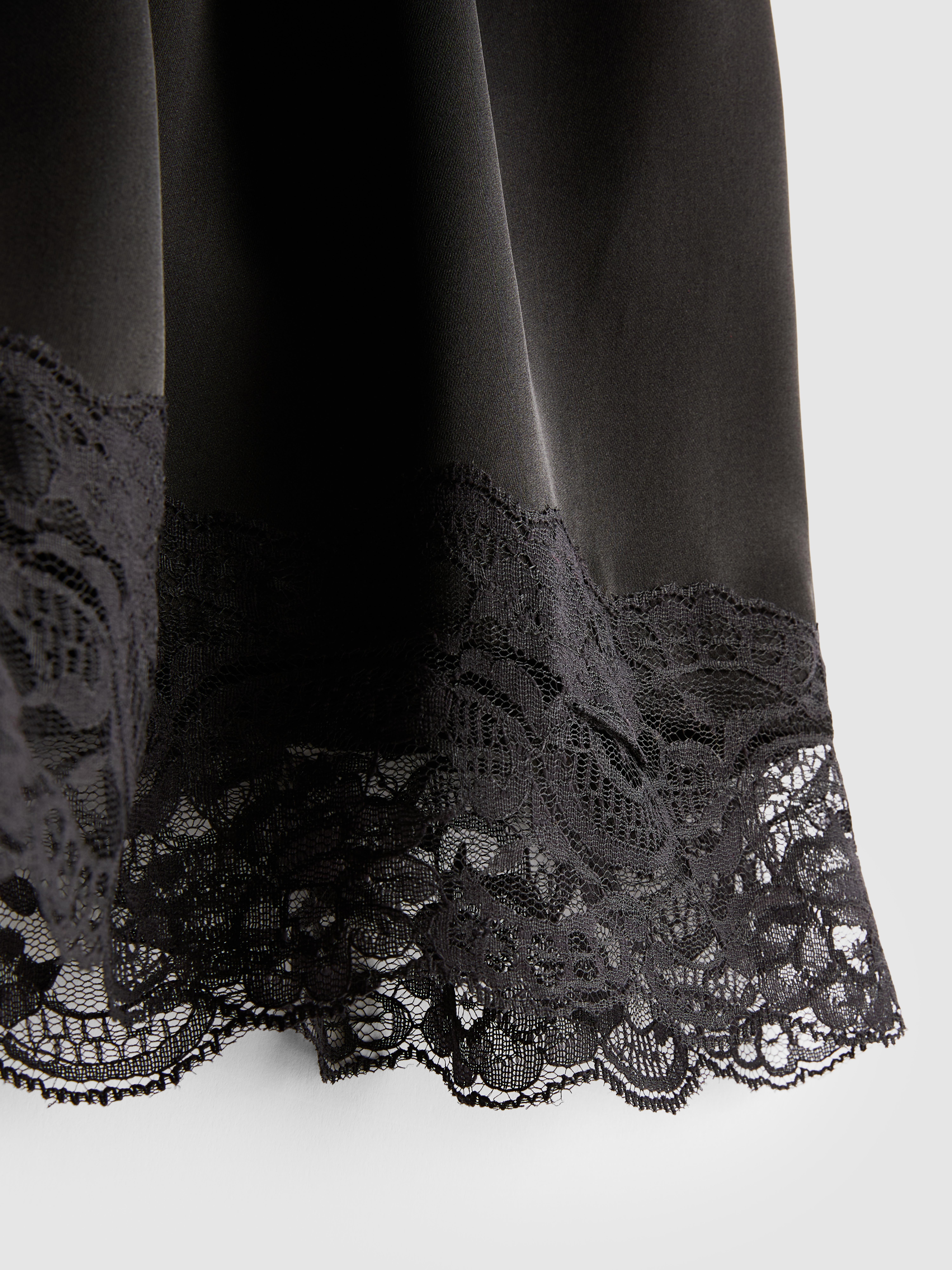 Short en satin et dentelle
