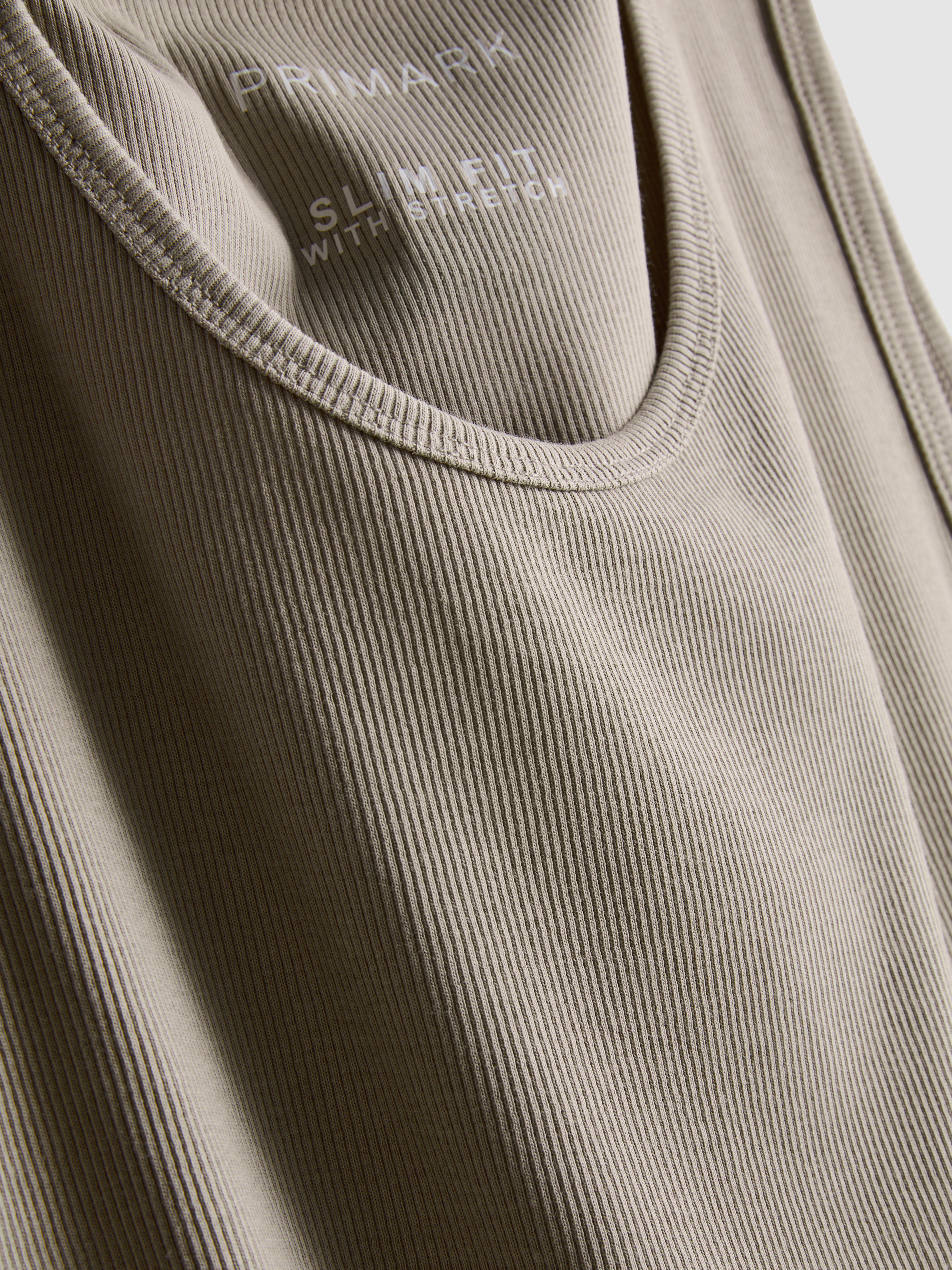 Top s/ mangas canelado corte justo