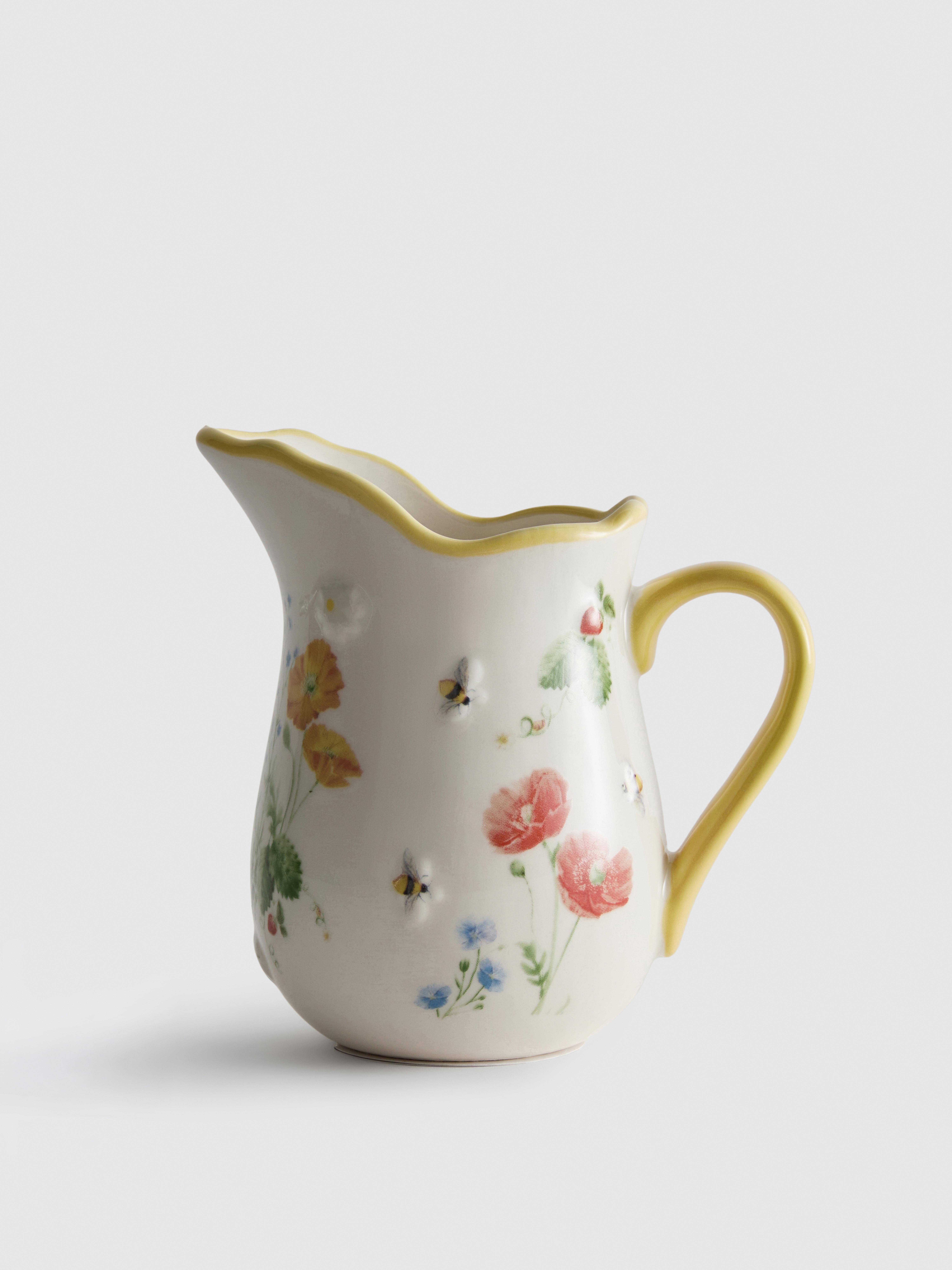 Jarra de cerámica con flores