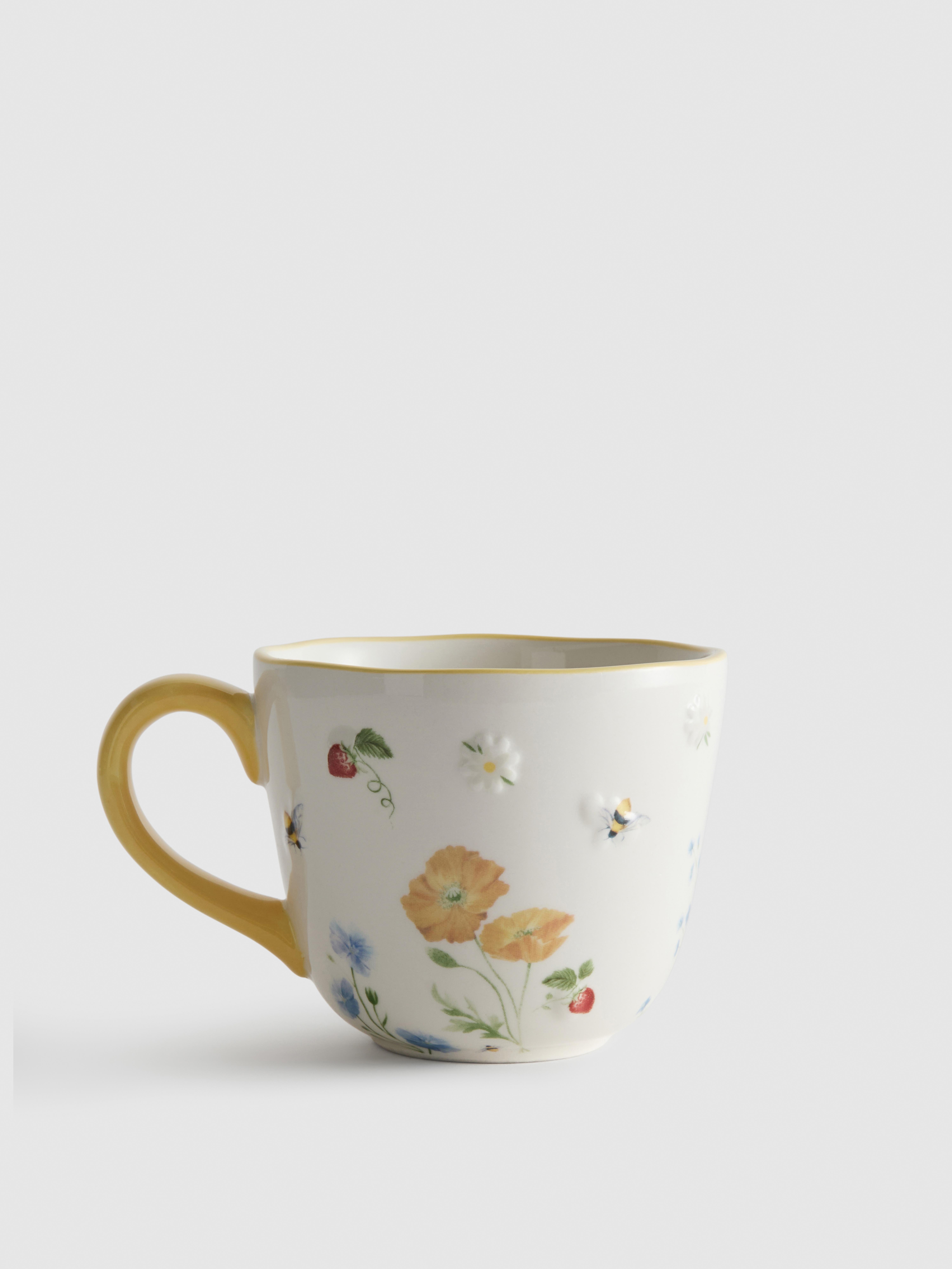 Taza con flores silvestres