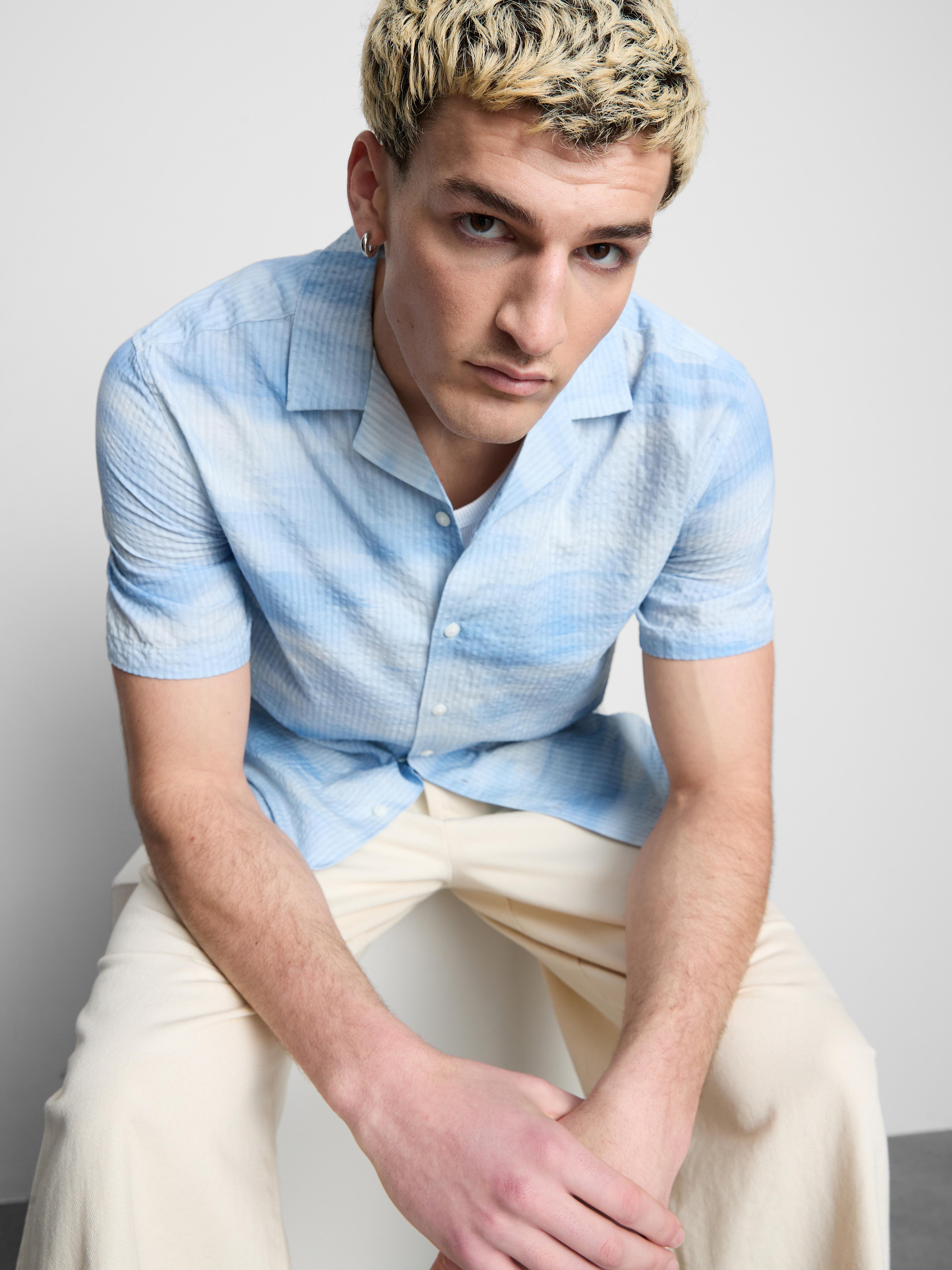 Seersucker overhemd met korte mouwen en tie-dyeprint