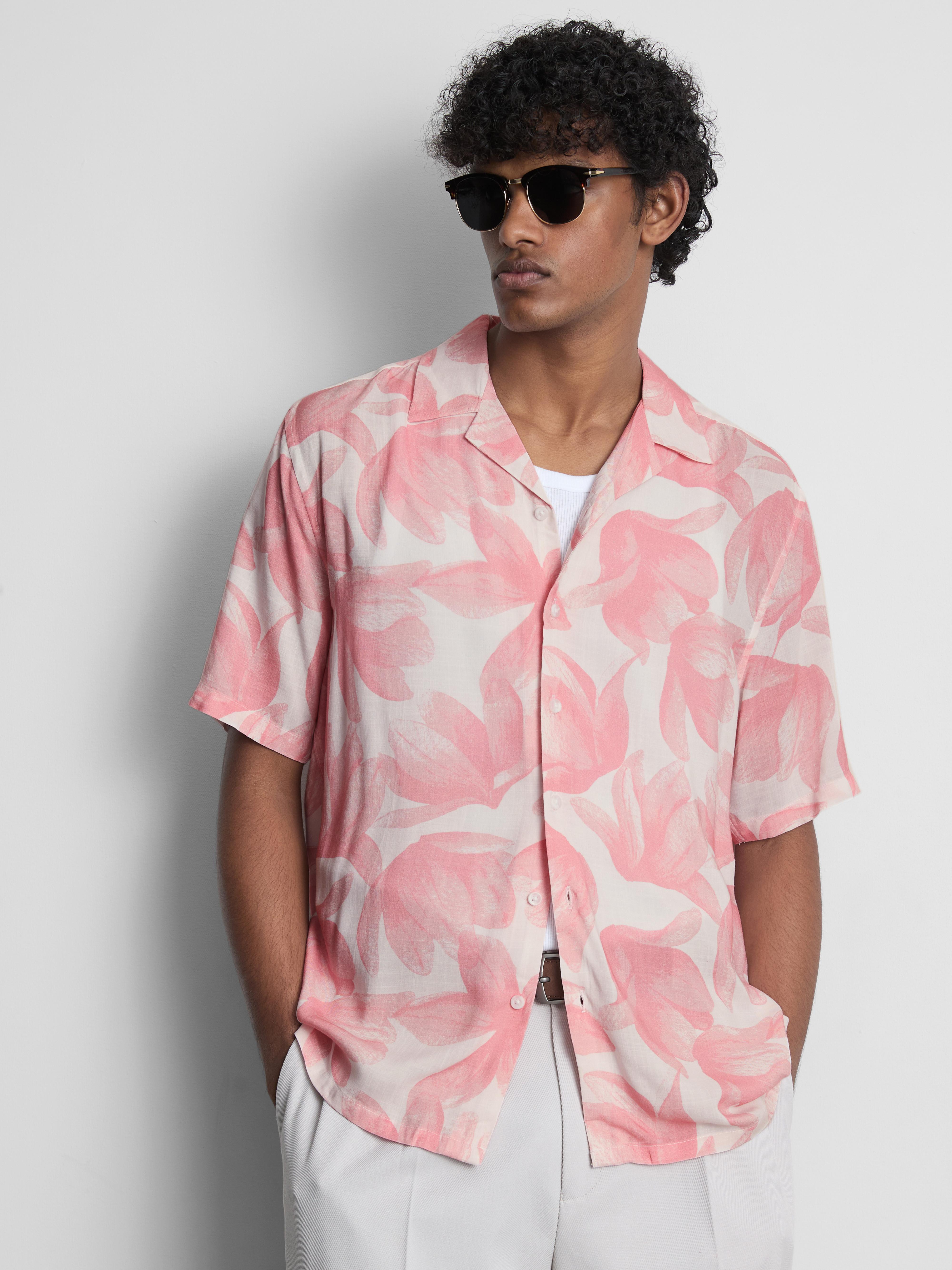 Camisa de manga corta con flores a modo de acuarela