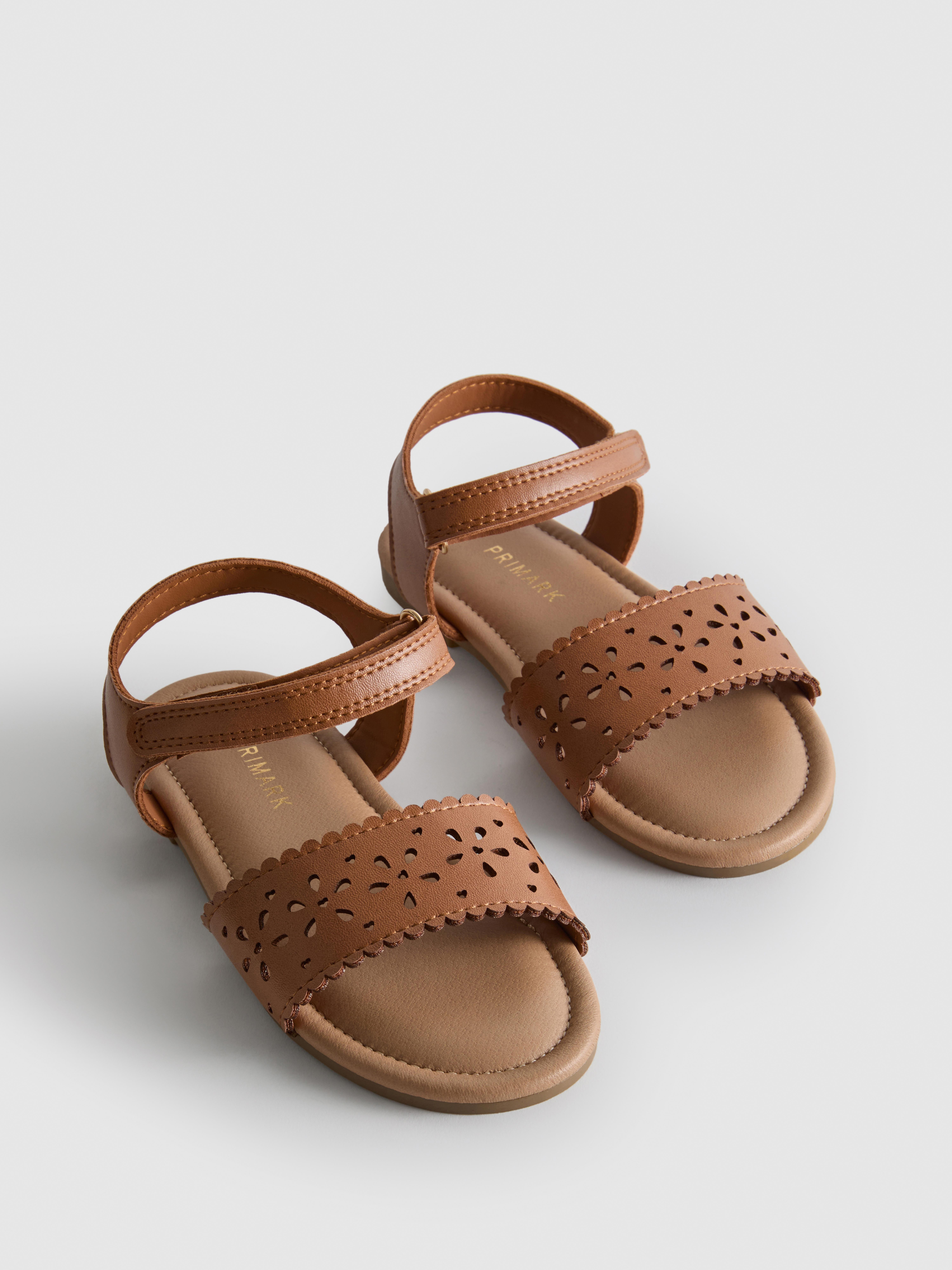 Sandalen mit Laser-Cuts