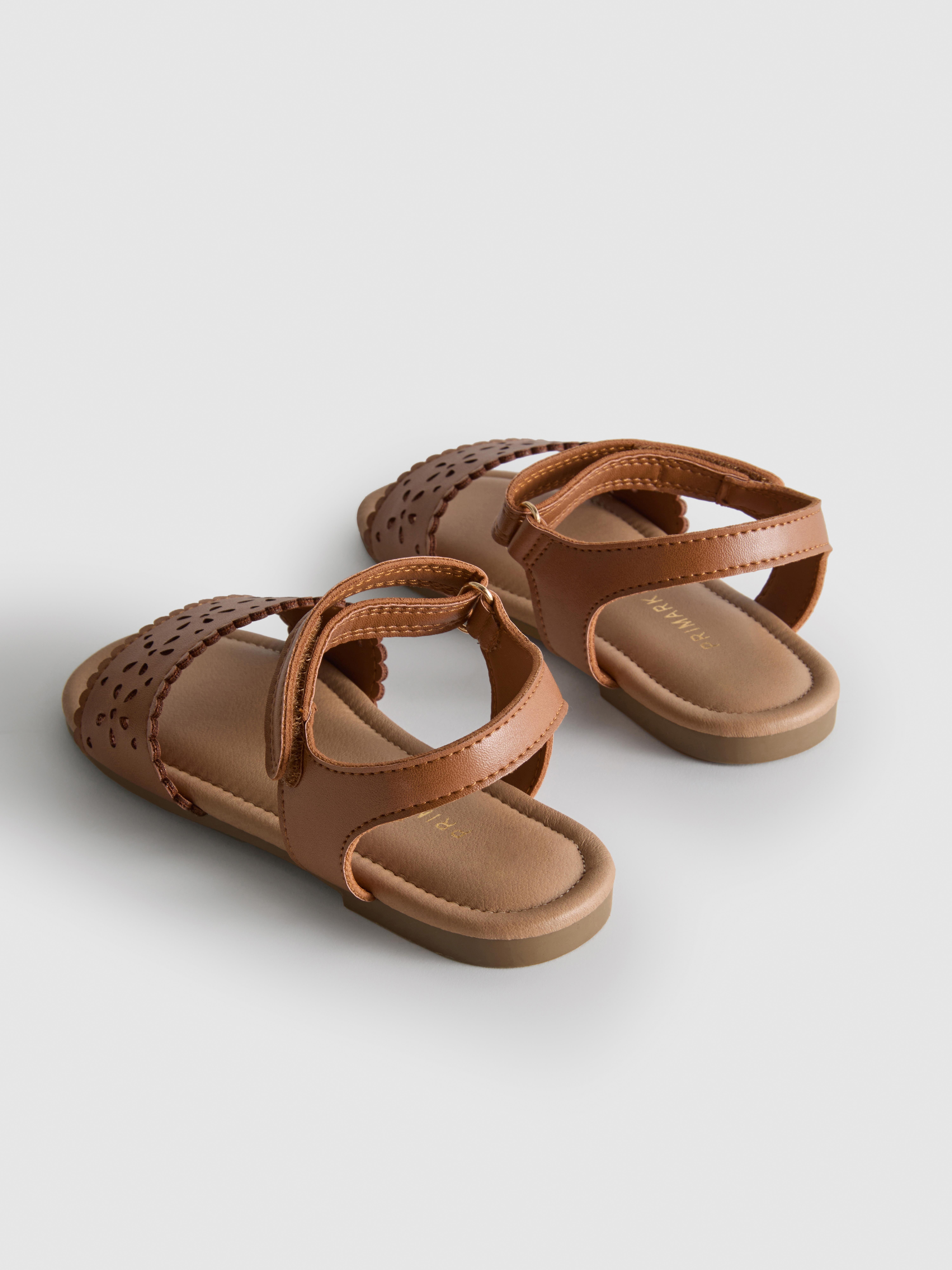 Sandalen mit Laser-Cuts