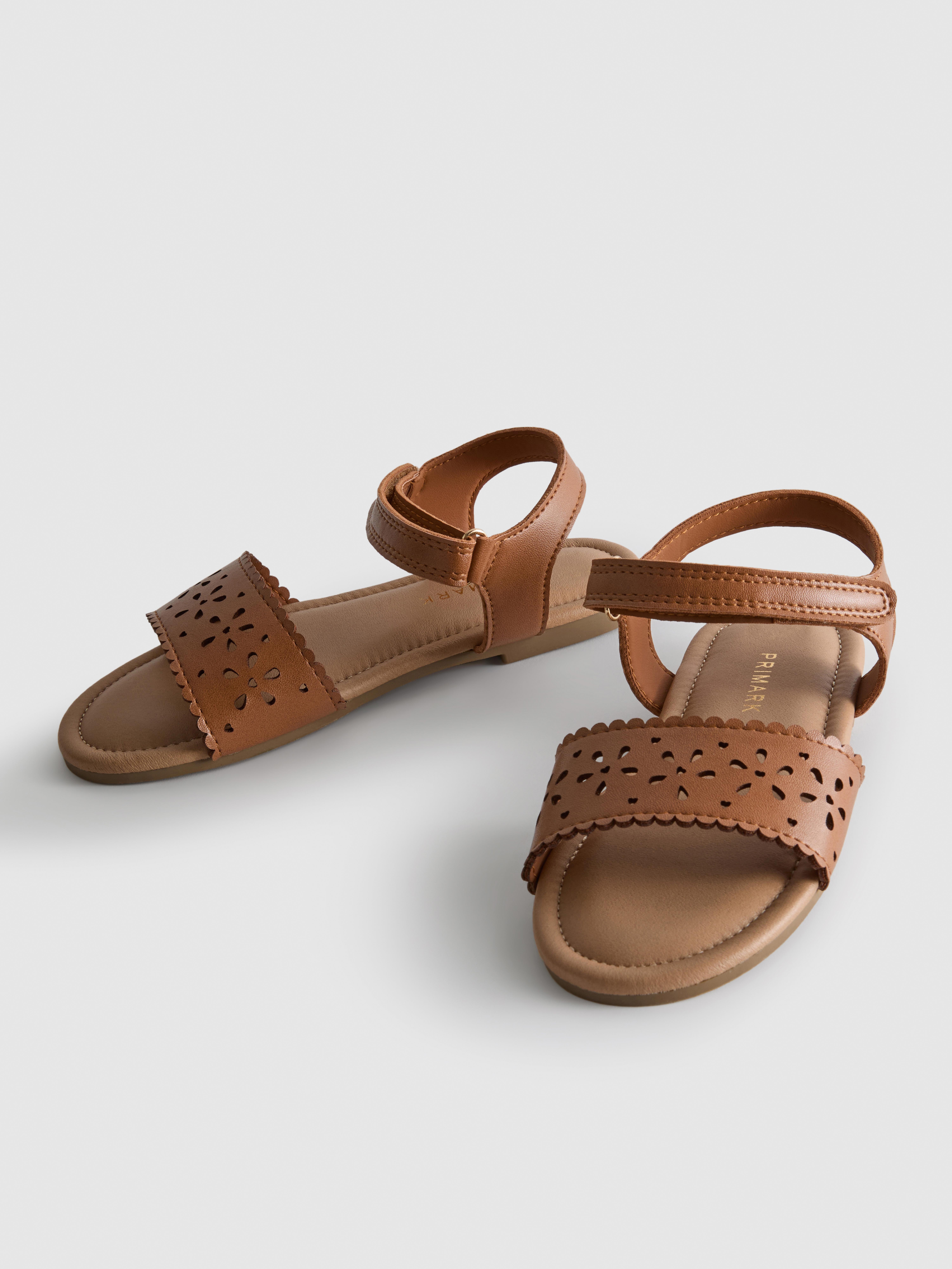 Sandalen mit Laser-Cuts