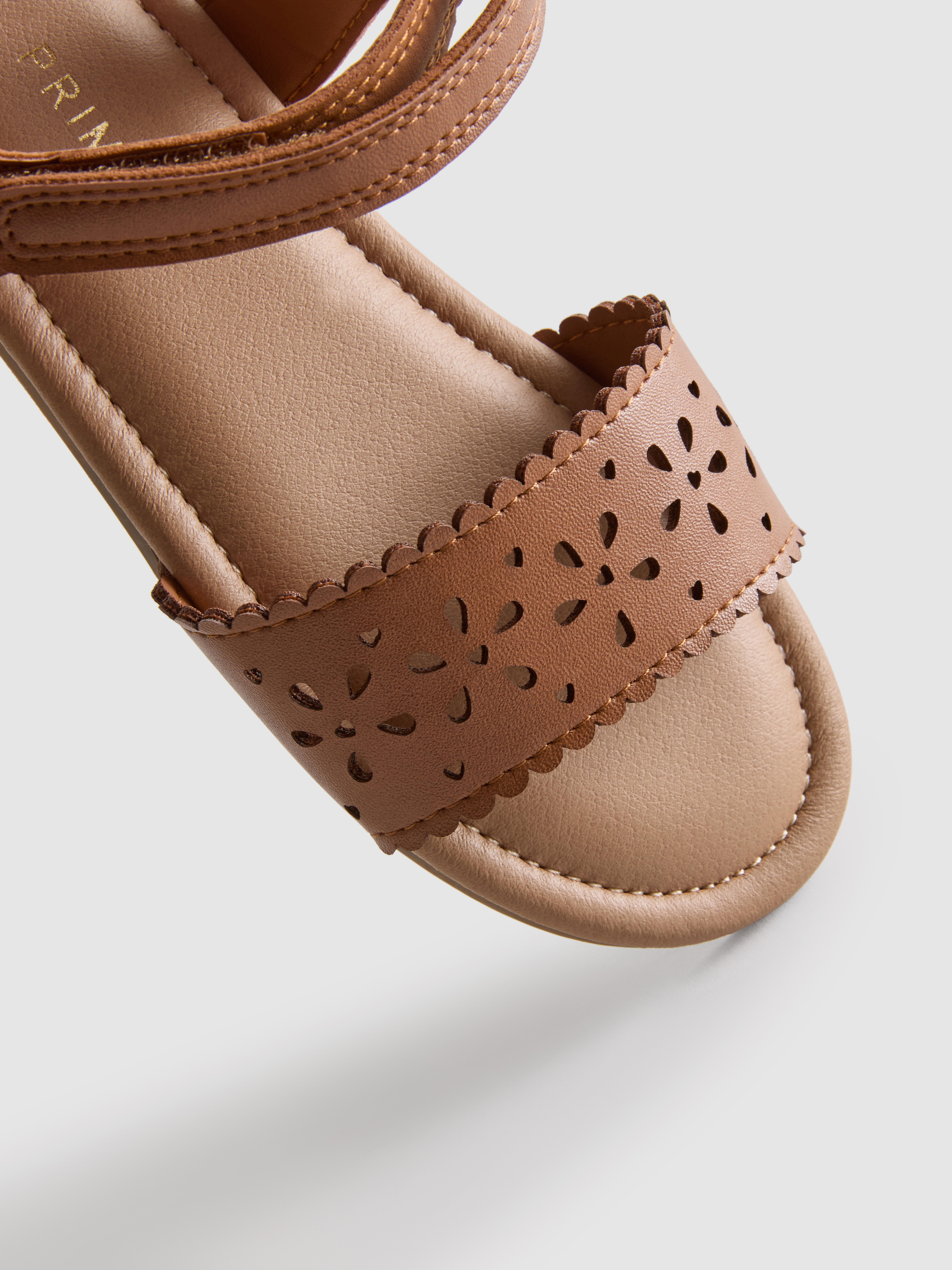 Sandalen mit Laser-Cuts
