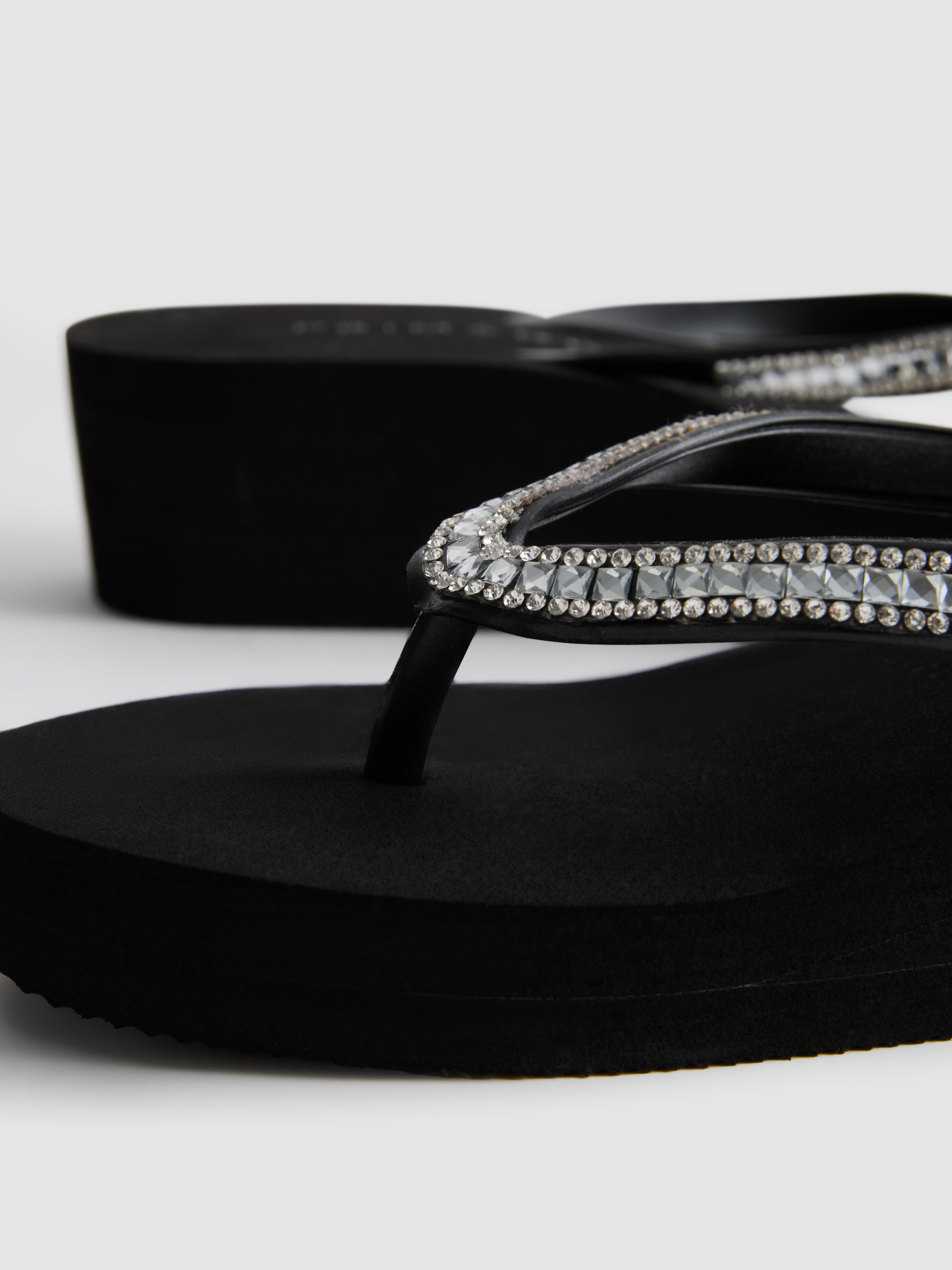 Žabky s kamienkami na klinovom podpätku