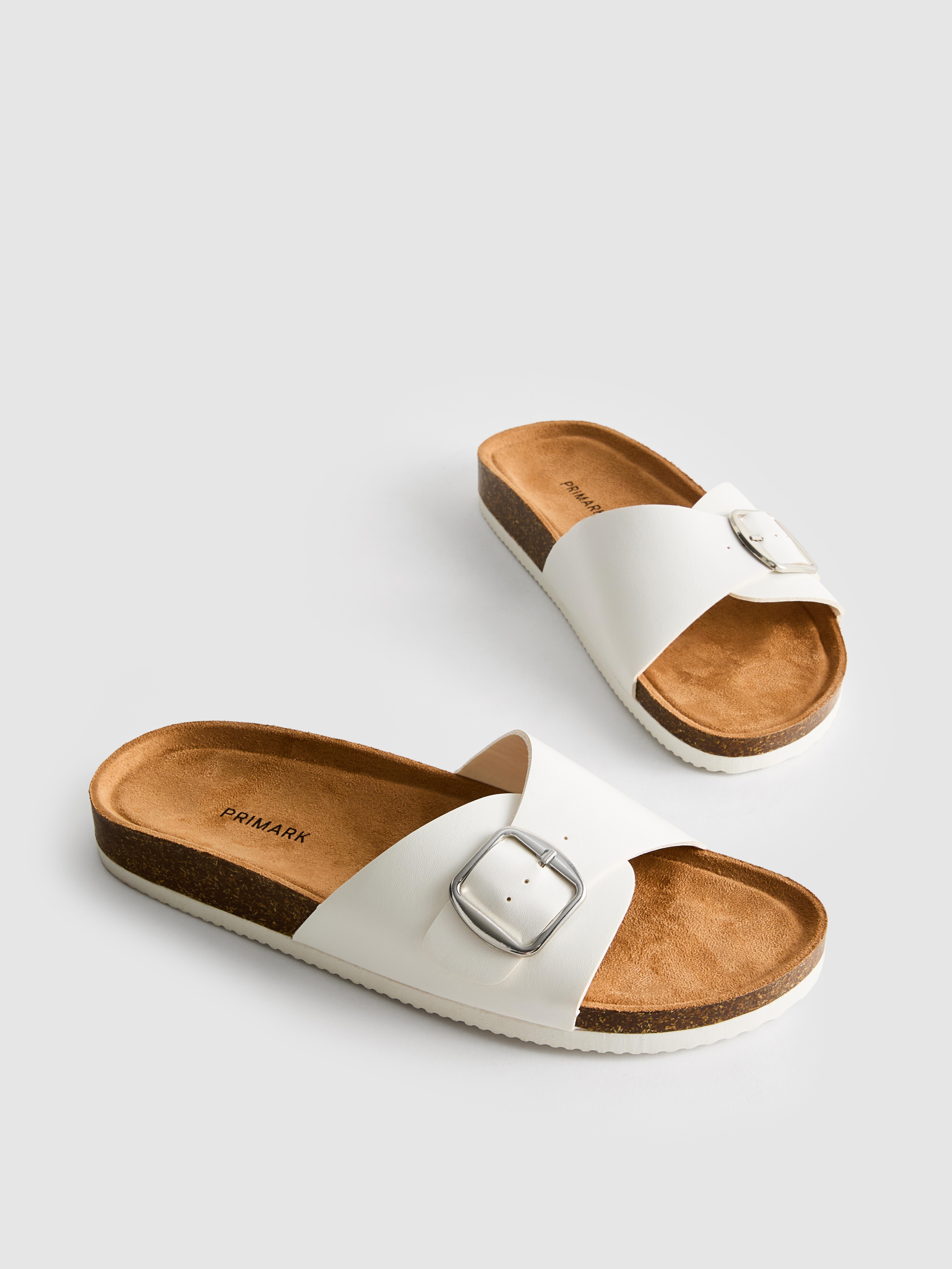 Mules mit Schnallenriemen