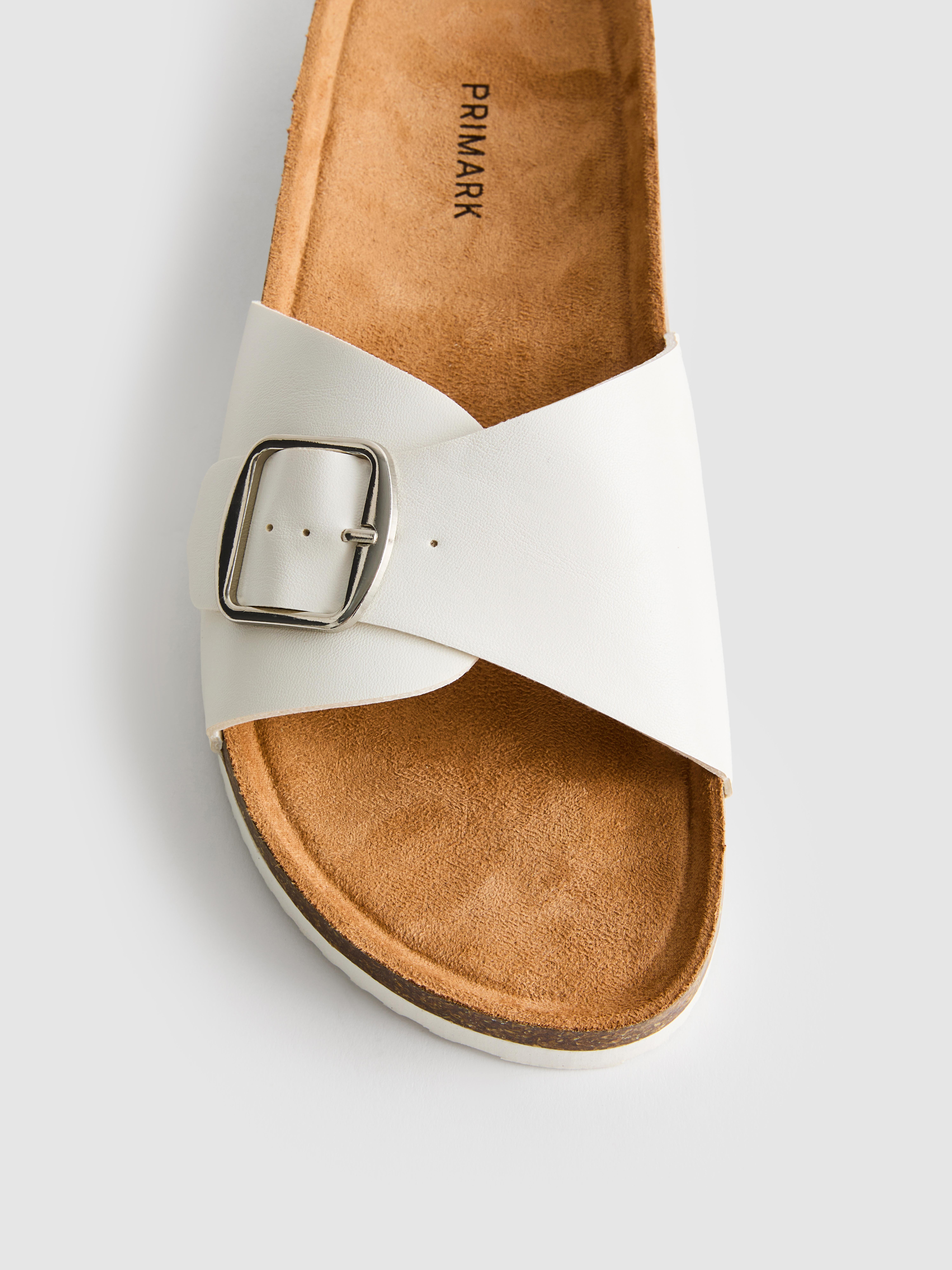 Mules mit Schnallenriemen
