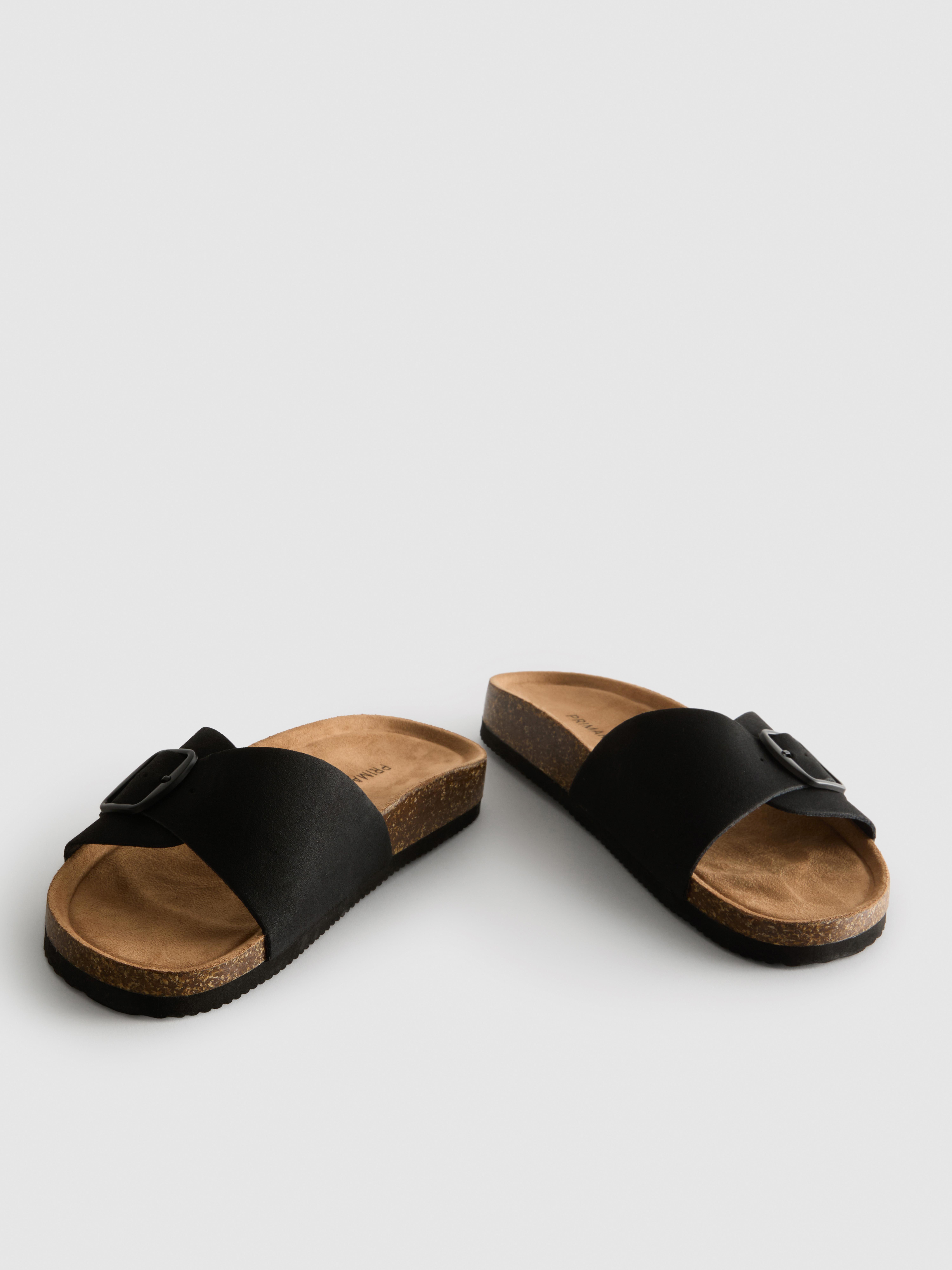 Sandalias destalonadas con tira con hebilla