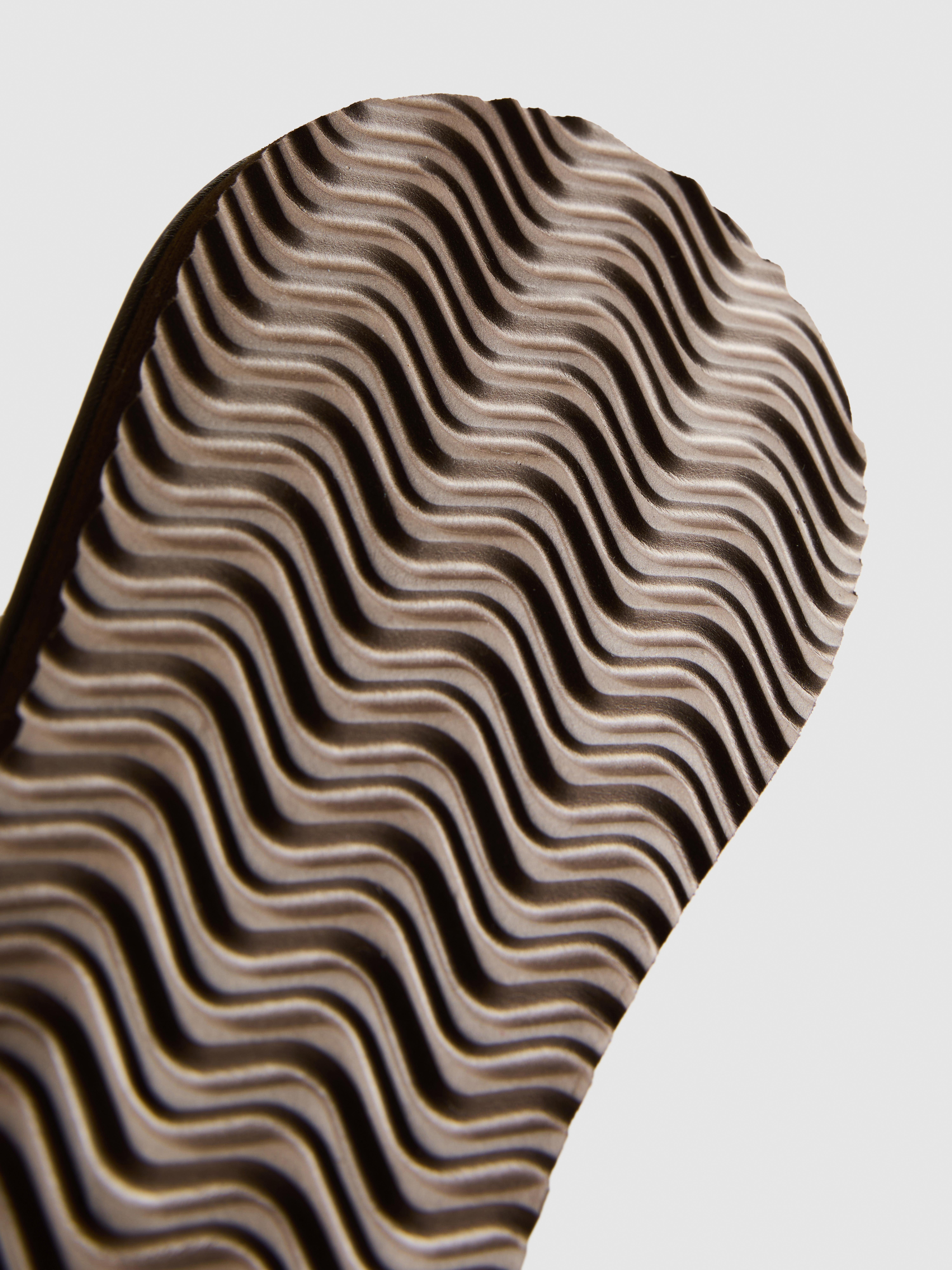 Șlapi cu aspect de iarbă de mare