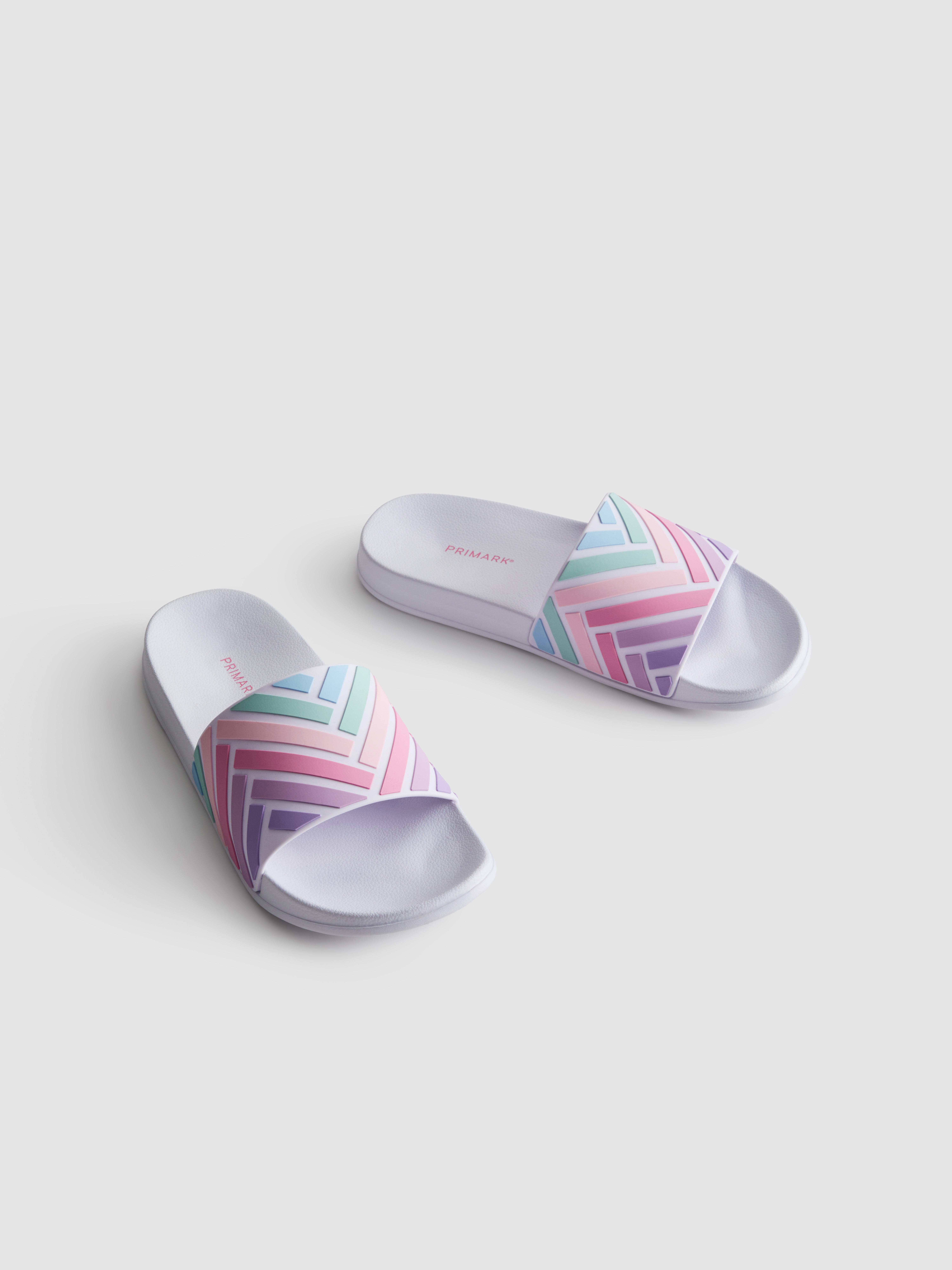 Gestreifte Badesandalen