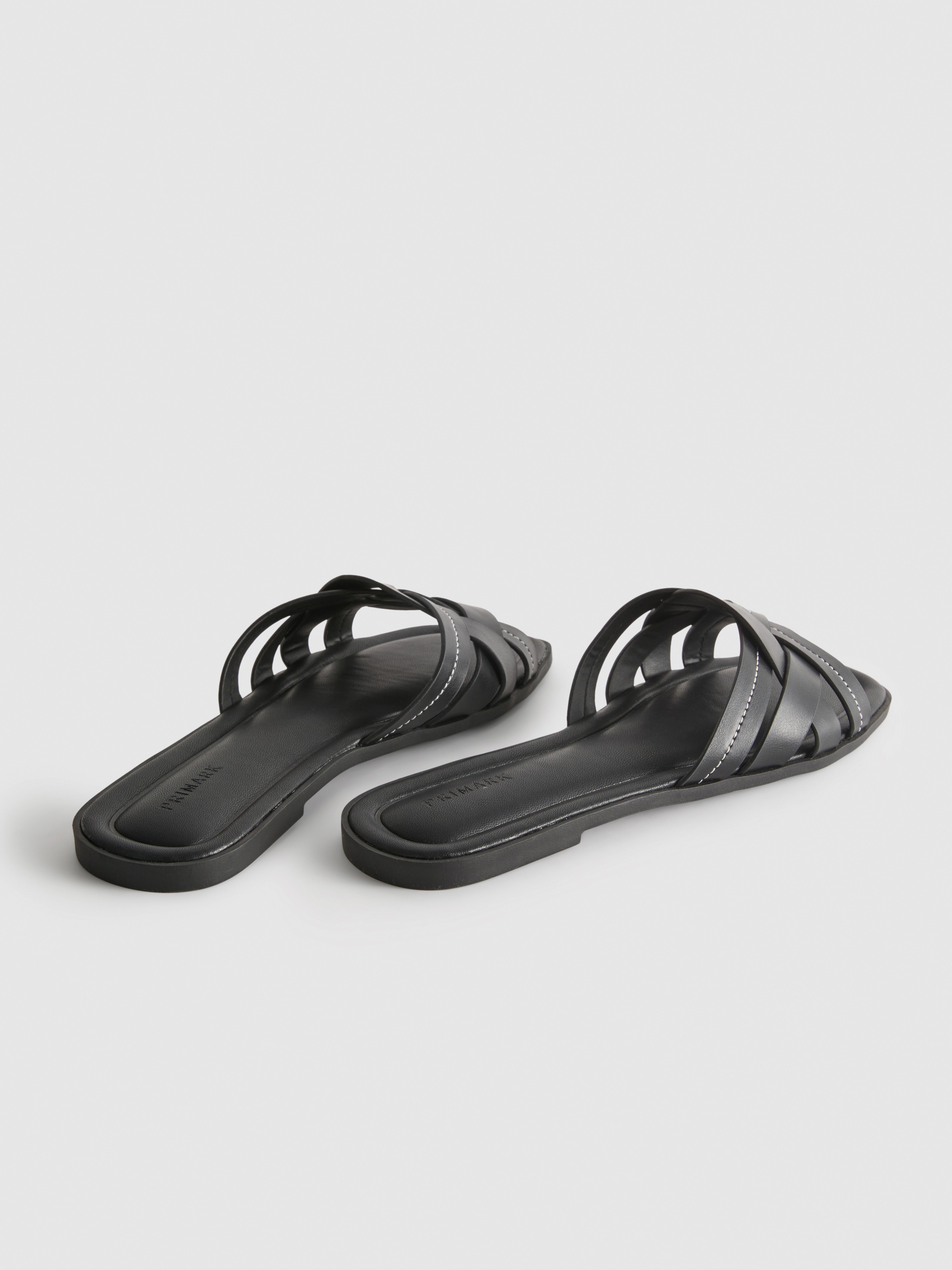 Sandali s prepletenimi paščki iz umetnega usnja