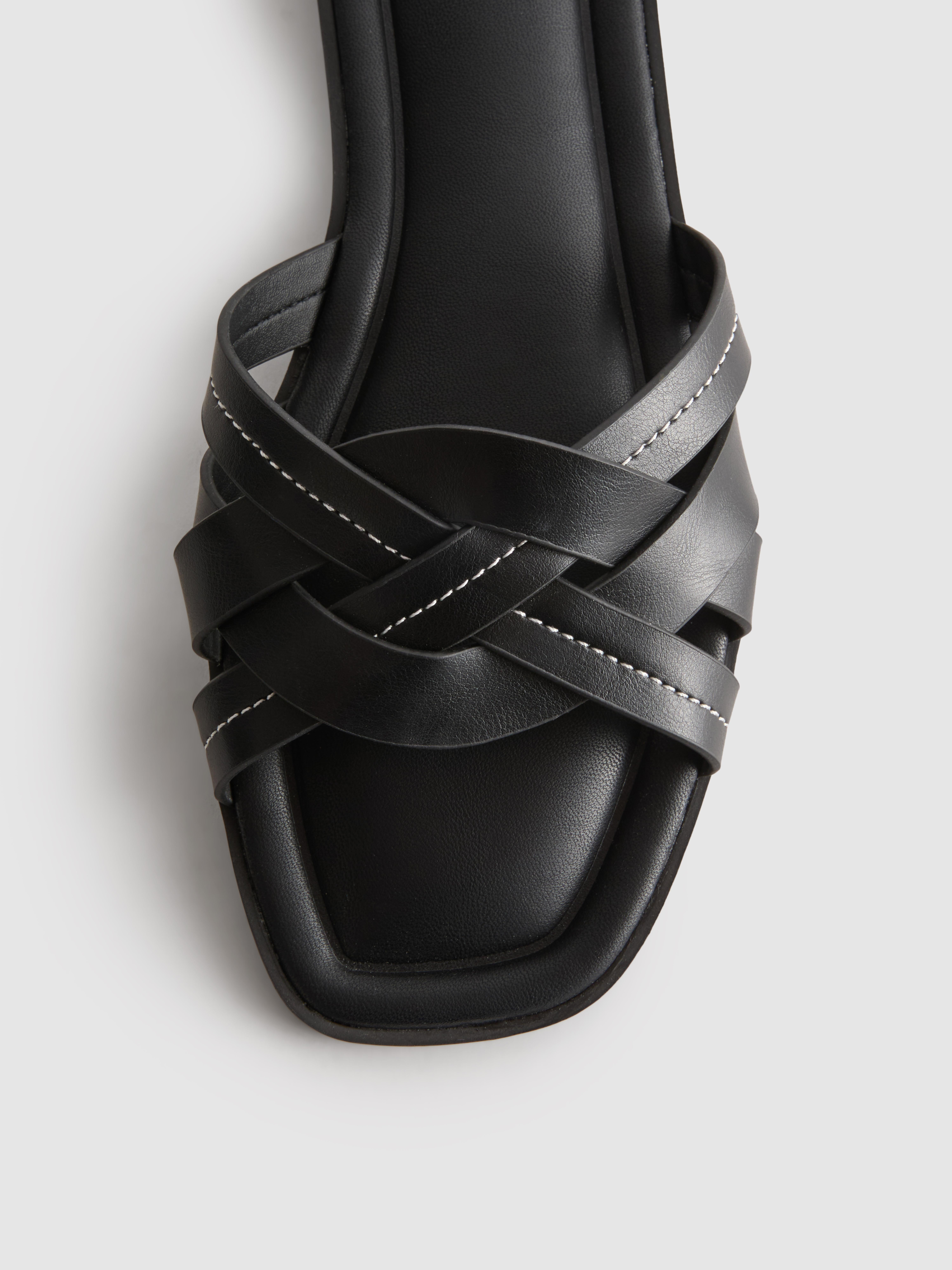 Sandali s prepletenimi paščki iz umetnega usnja