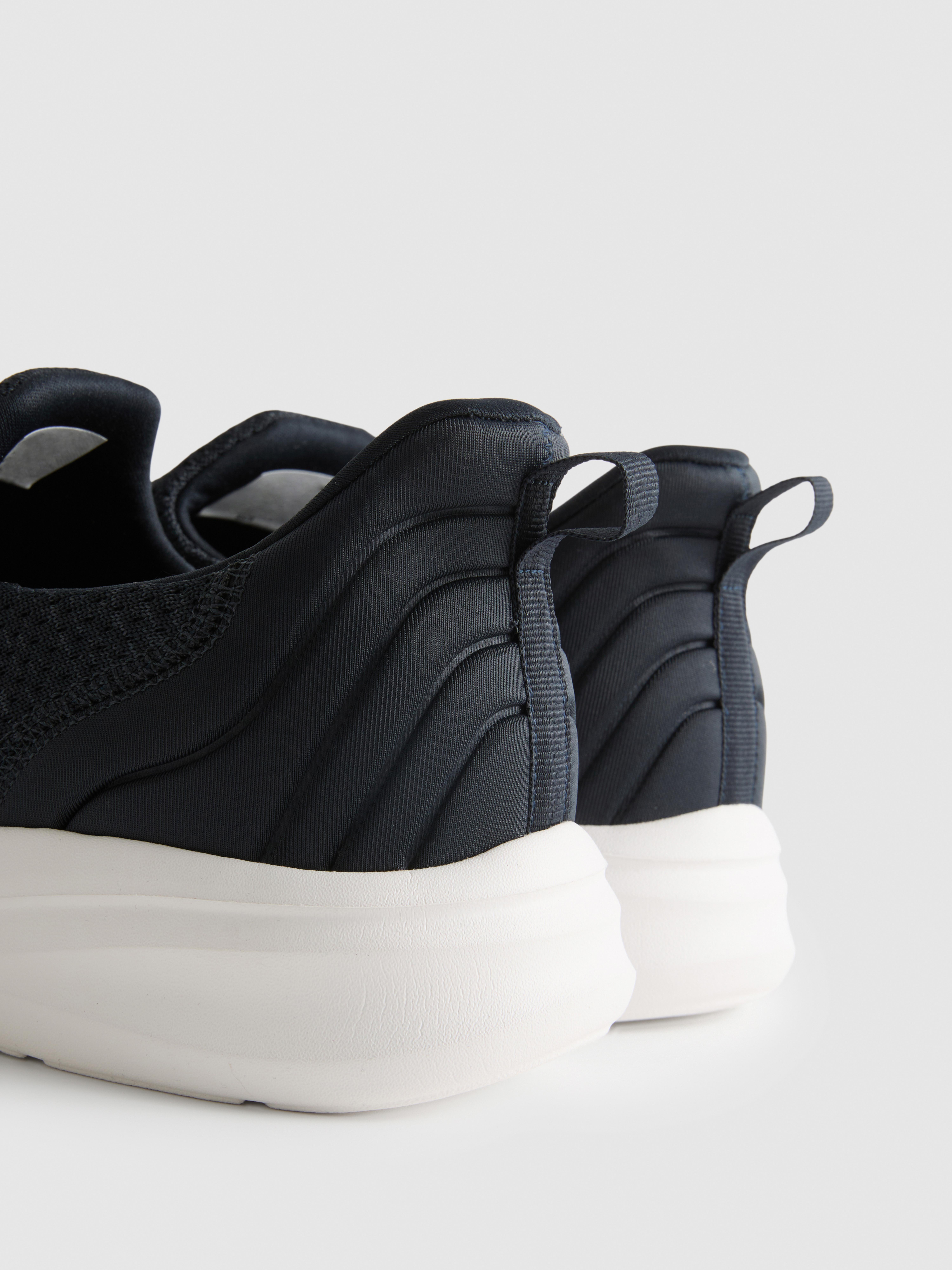 Wsuwane buty sportowe z niską cholewką