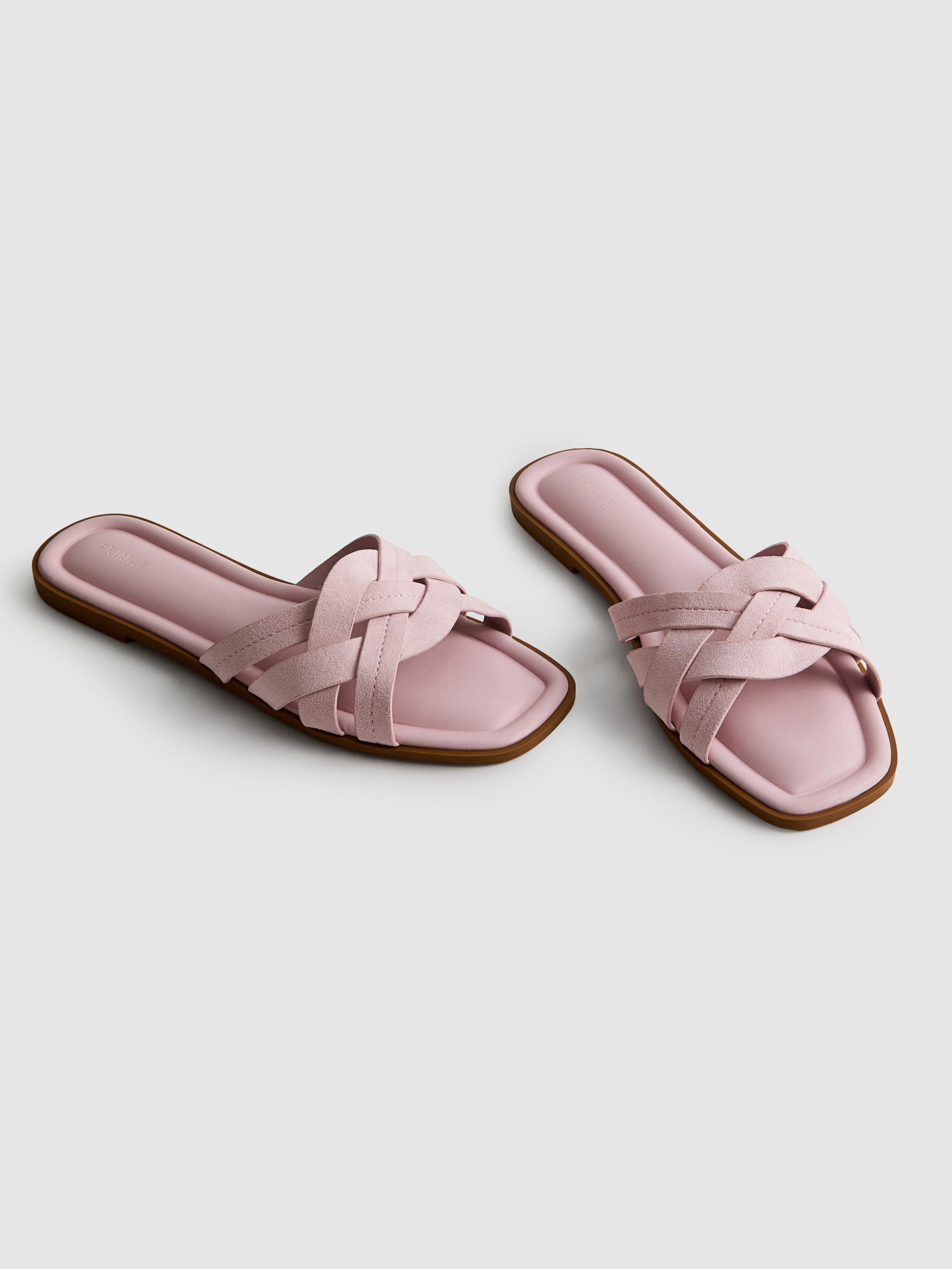 Sandalias destalonadas con tiras tejidas