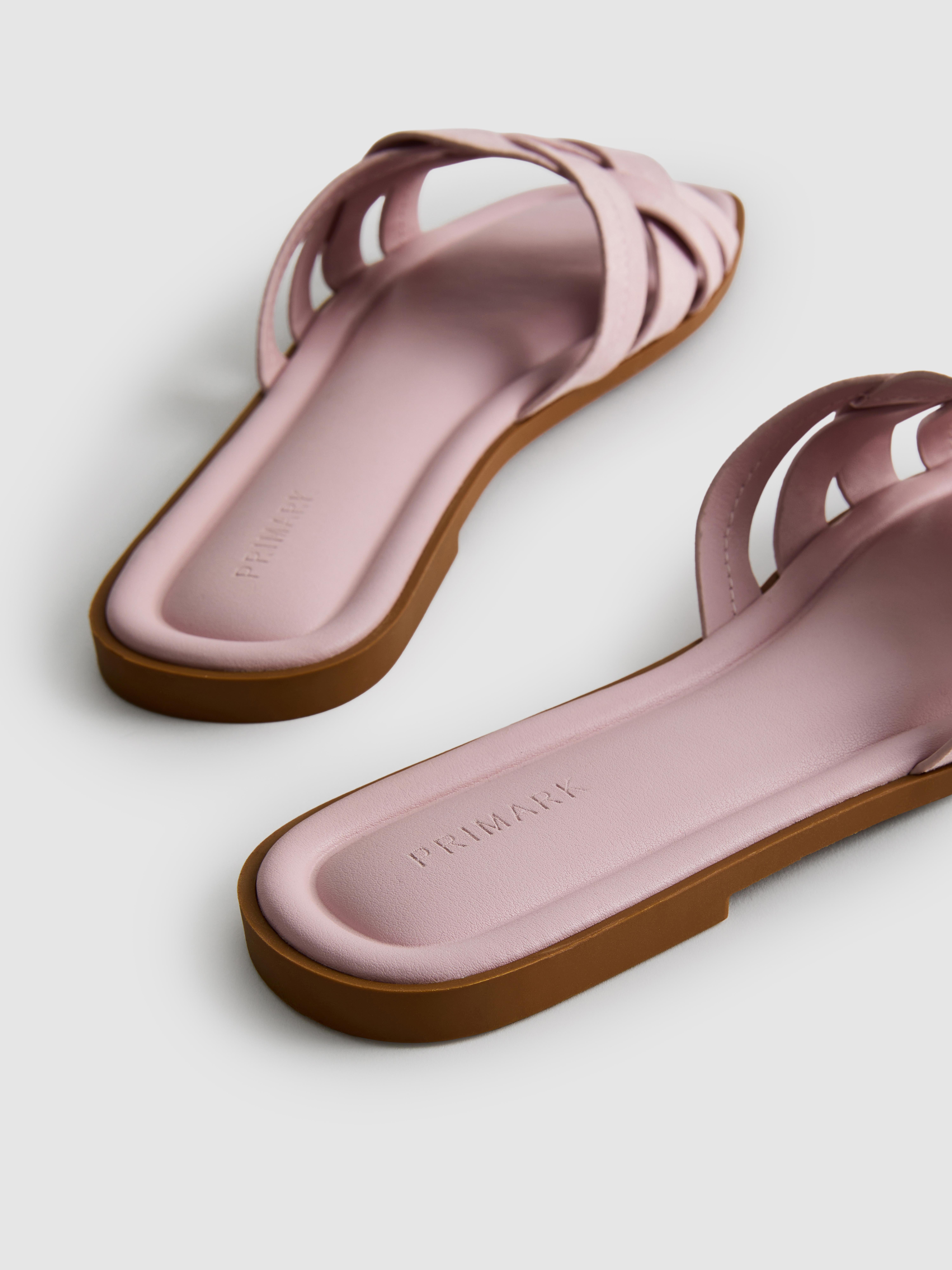 Sandalias destalonadas con tiras tejidas