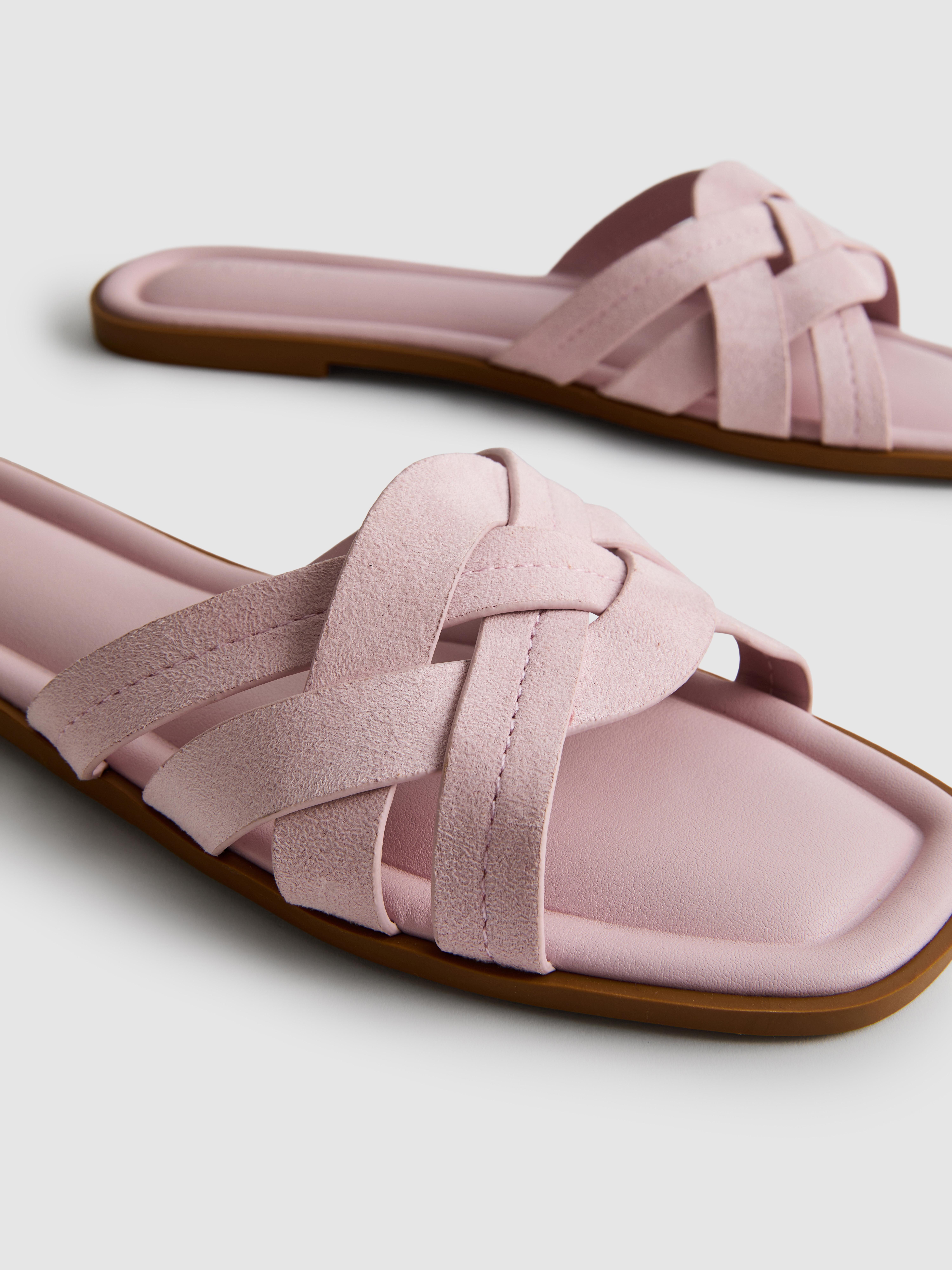 Sandalias destalonadas con tiras tejidas