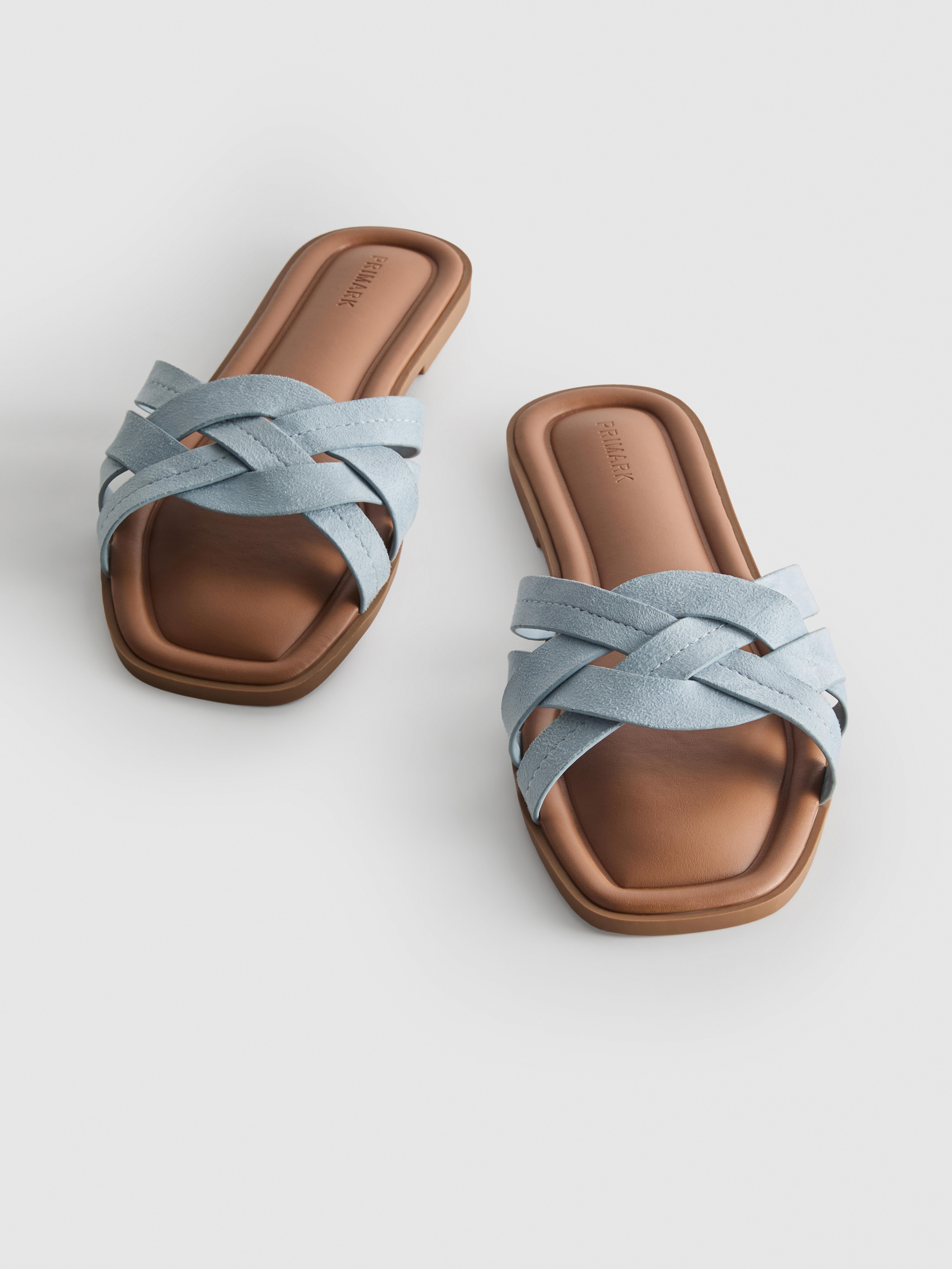 Klapki typu mule z plecionym paskiem