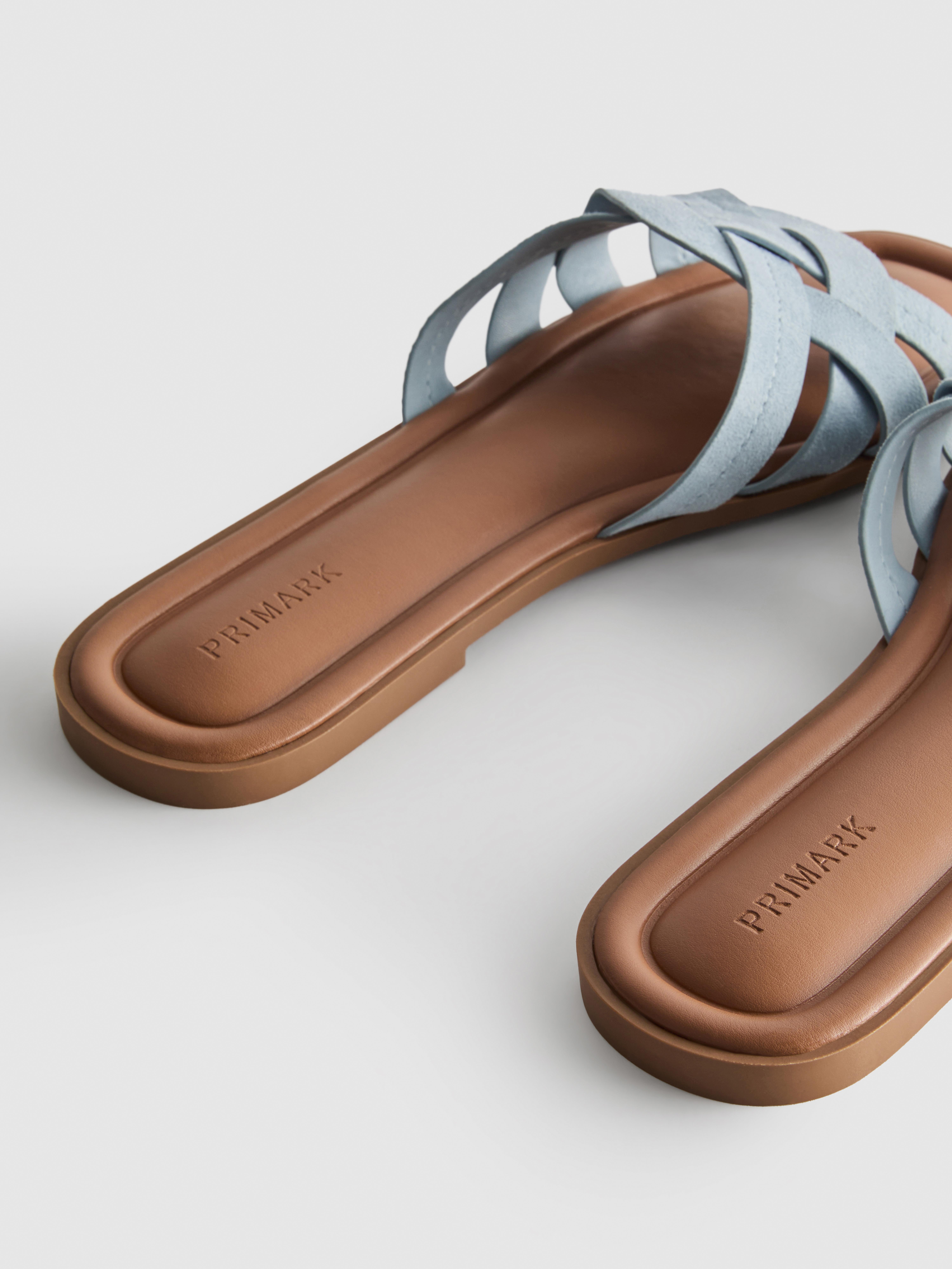 Klapki typu mule z plecionym paskiem