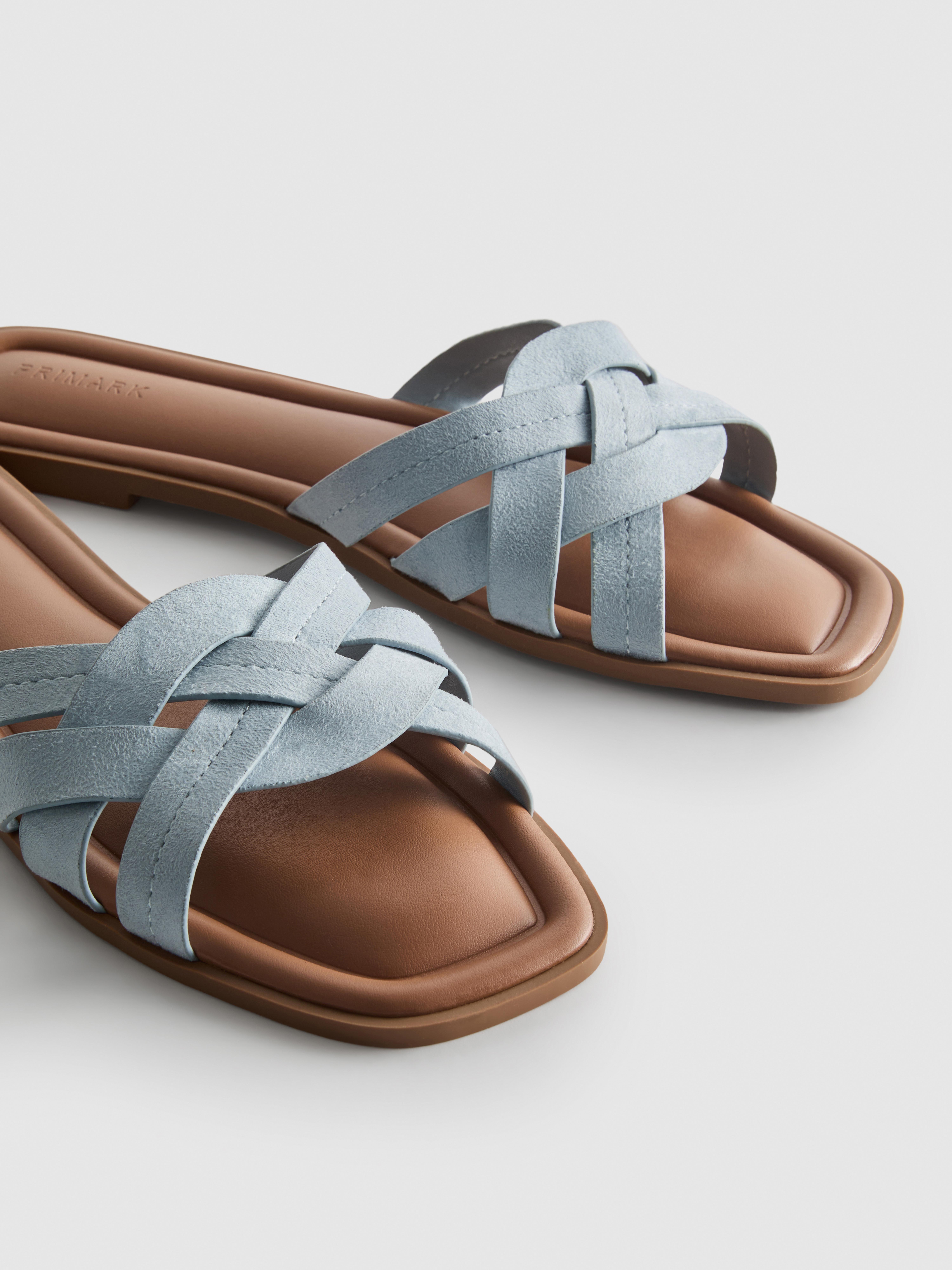 Klapki typu mule z plecionym paskiem