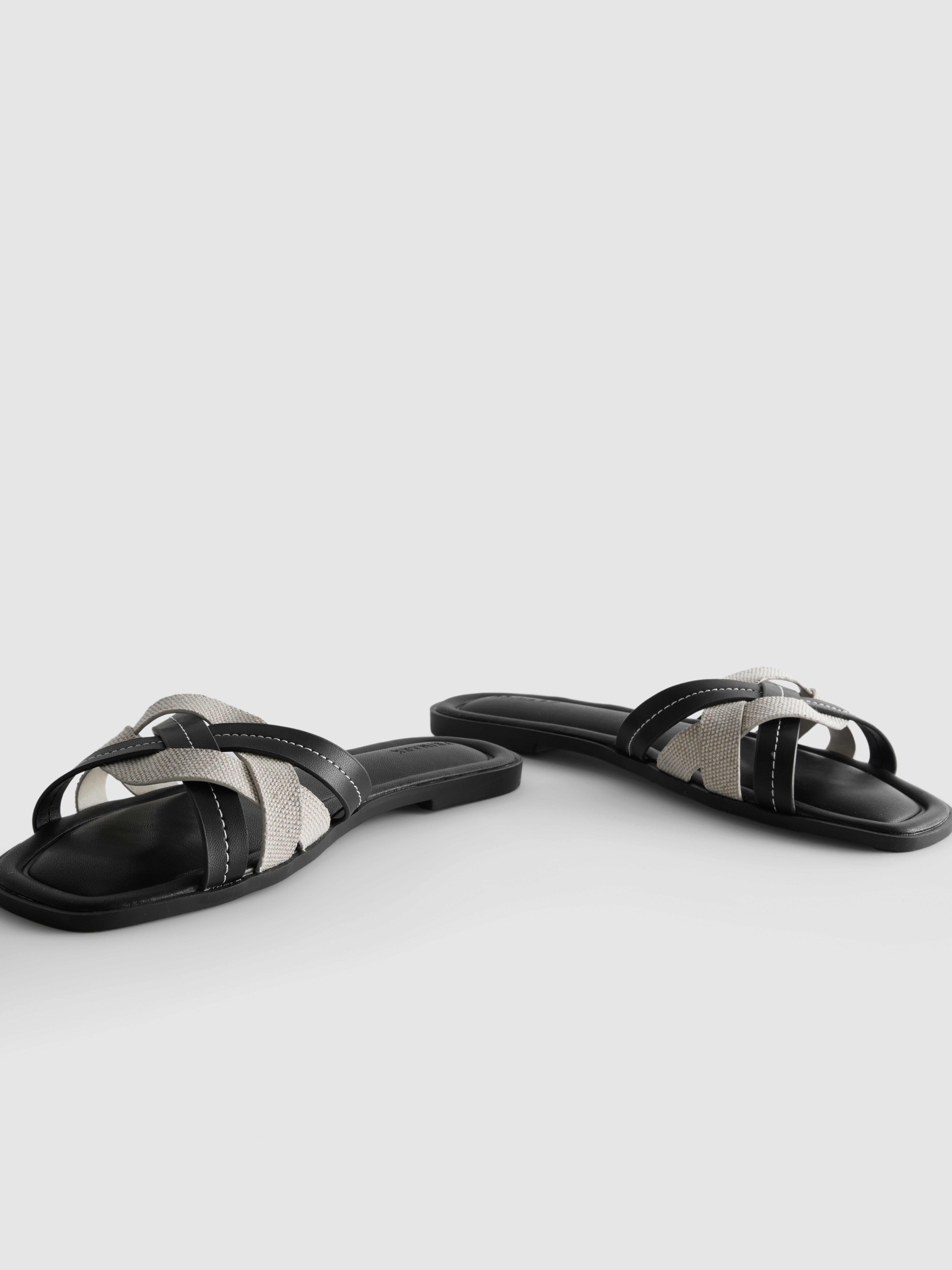 Sandálias tira entrançada