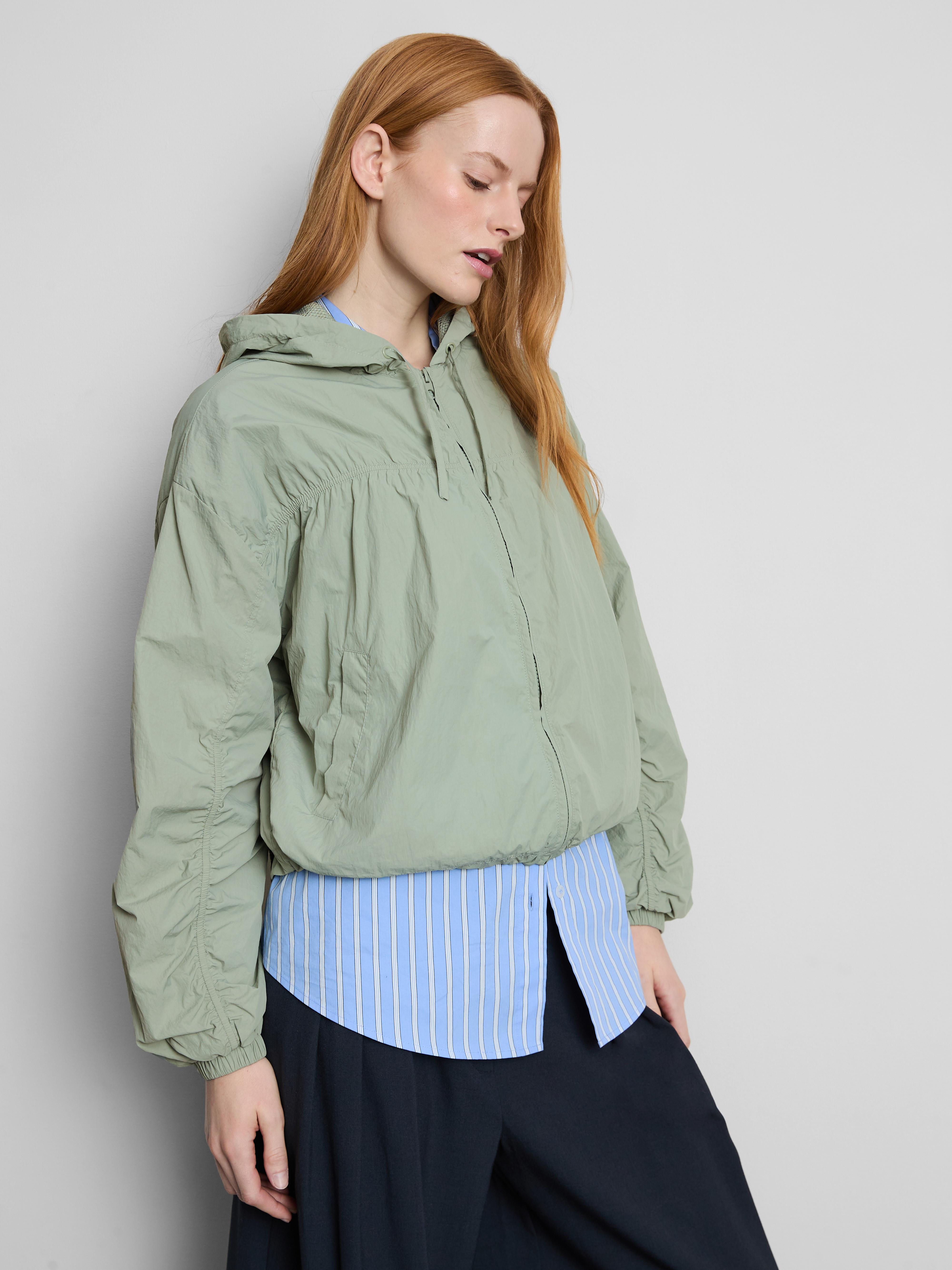 Dünne, geraffte Jacke